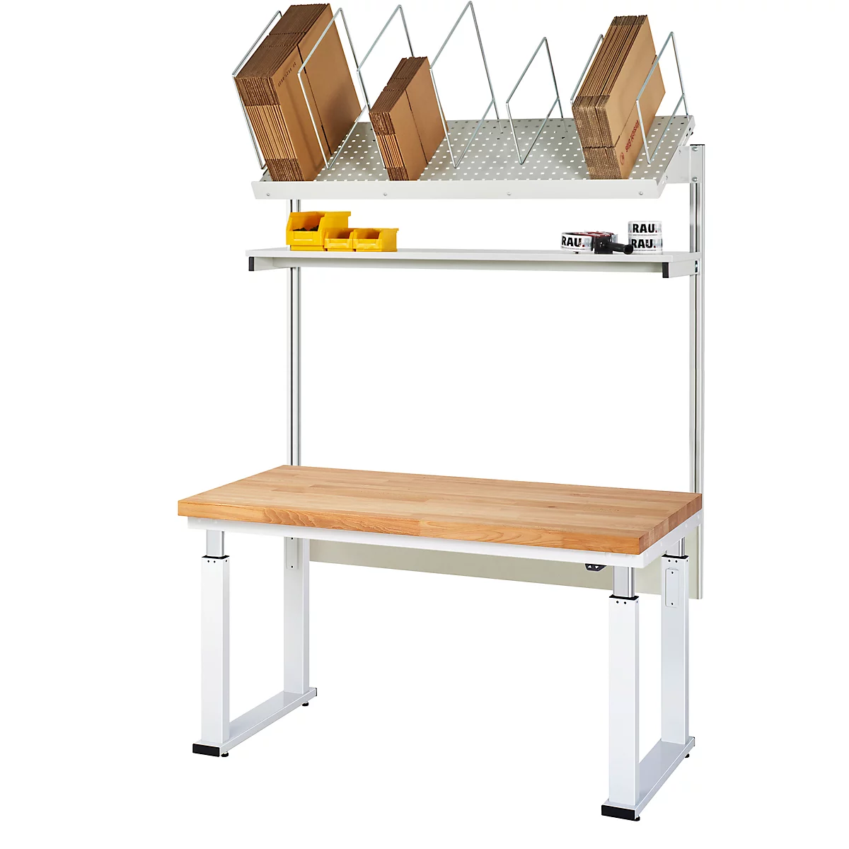 Ein weißer, höhenverstellbarer Werkbank-Tisch mit Holzplatte, darüber eine Ablage mit Kartons und kleinen Boxen.