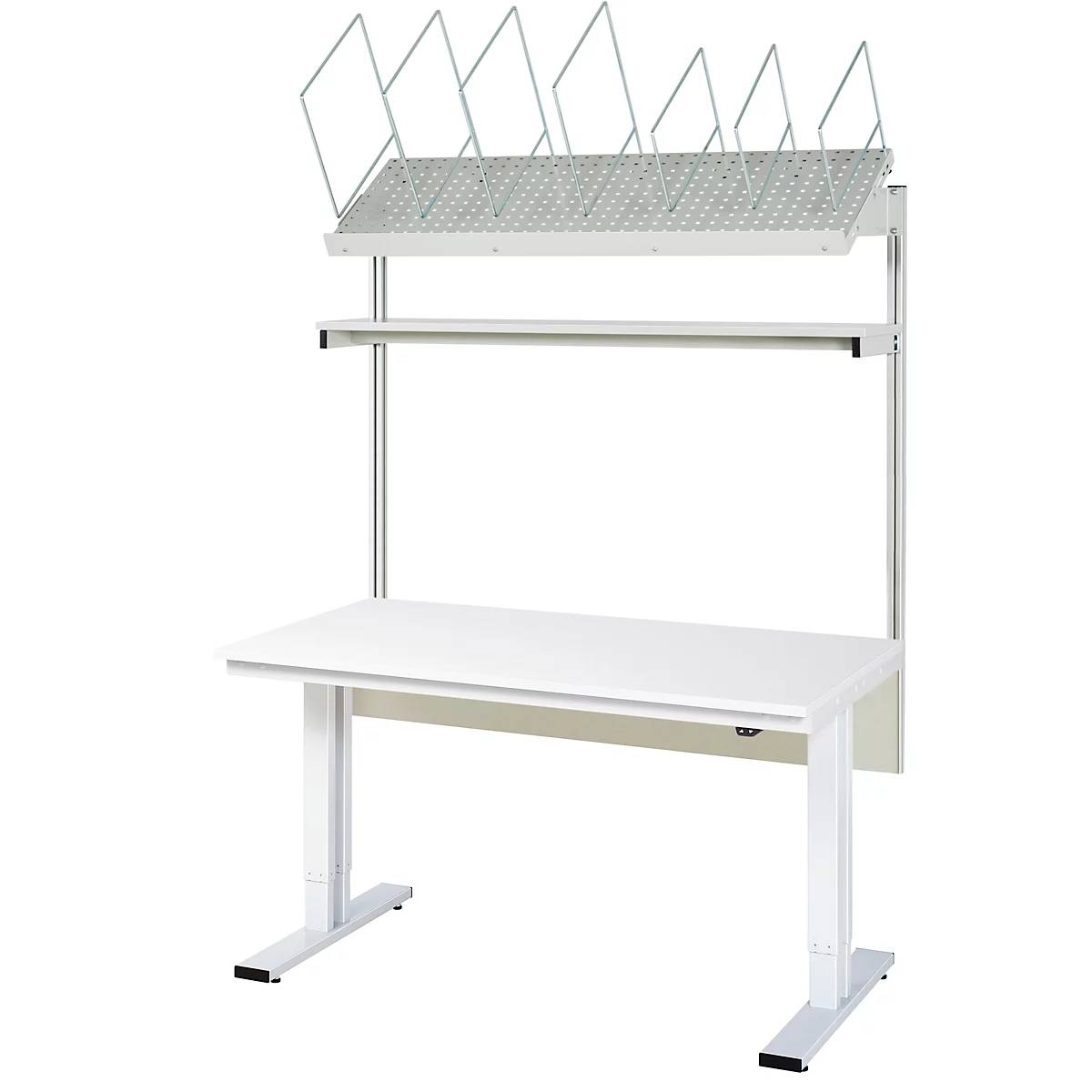 Weißer, höhenverstellbarer Schreibtisch mit Aufsatz. Über dem Tisch sind Ablagen und eine Halterung für Dokumente.