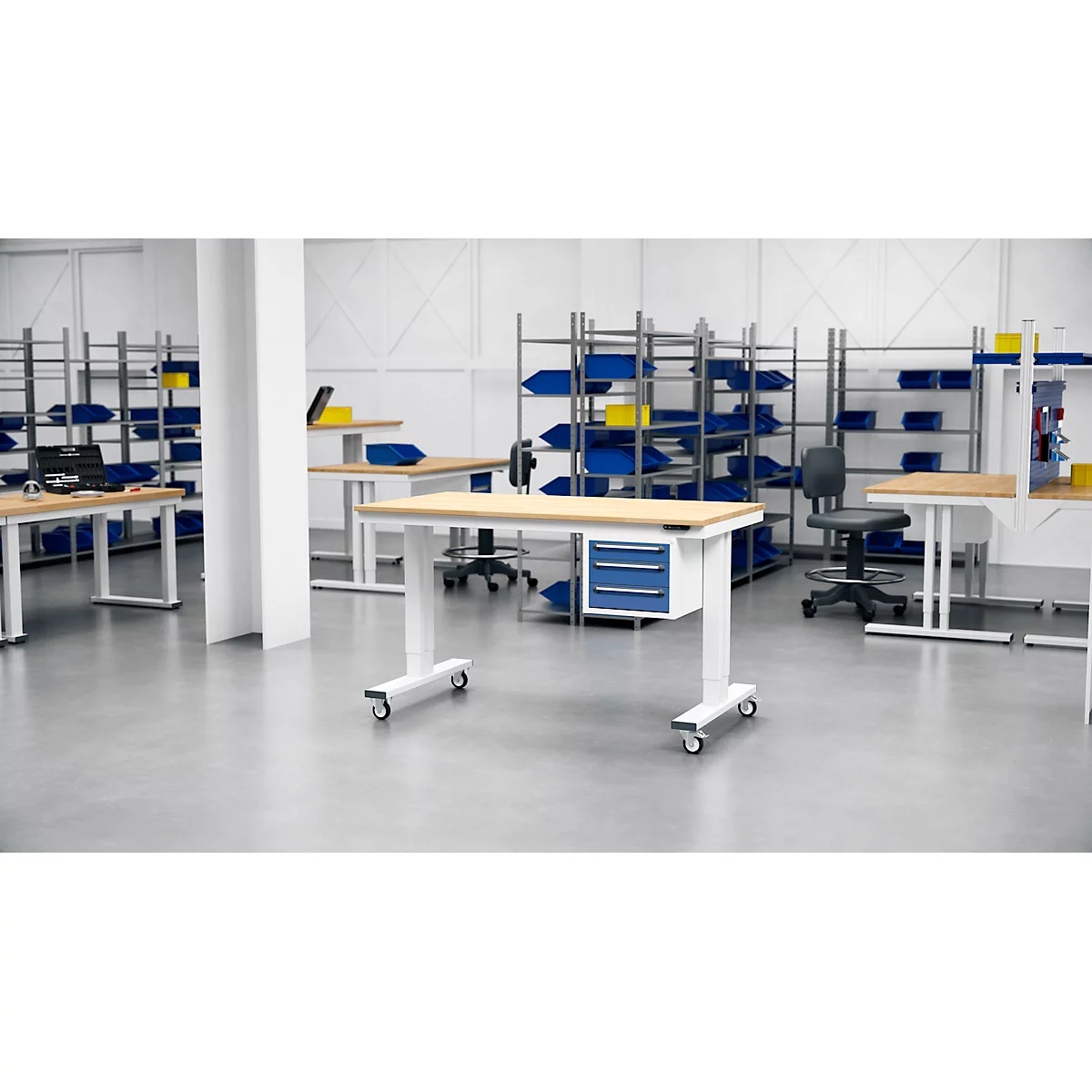 Blick in eine Lagerhalle: Arbeitsplätze mit Tischen, Schubladen, Rollen, Regalen und blauen Boxen.