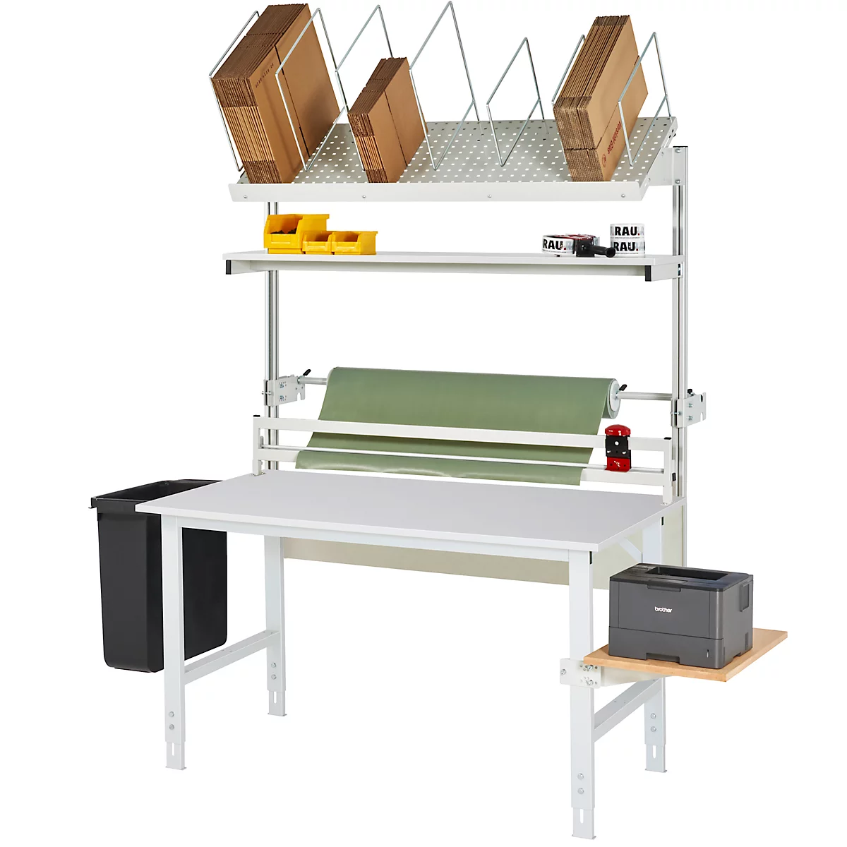 Weißer Packtisch mit Regalen, Kartons, Papierrolle, Mülleimer und Drucker.