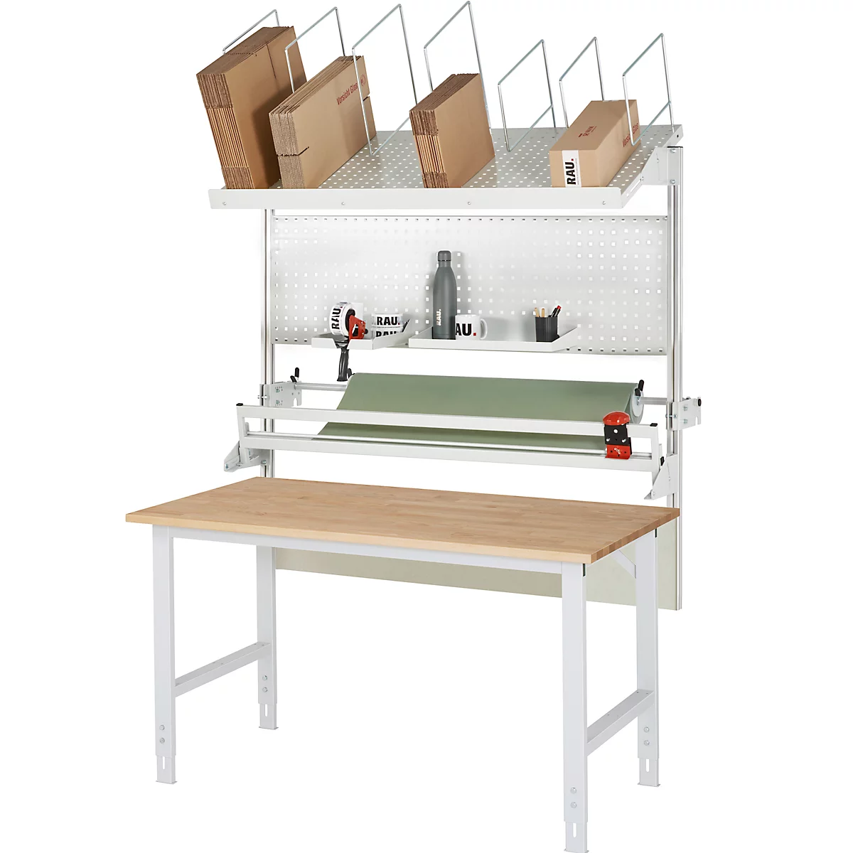 Arbeitsplatz in Lager- oder Versandraum: Packtisch mit Kartons, Packpapier, Etikettenspender und Regalen.