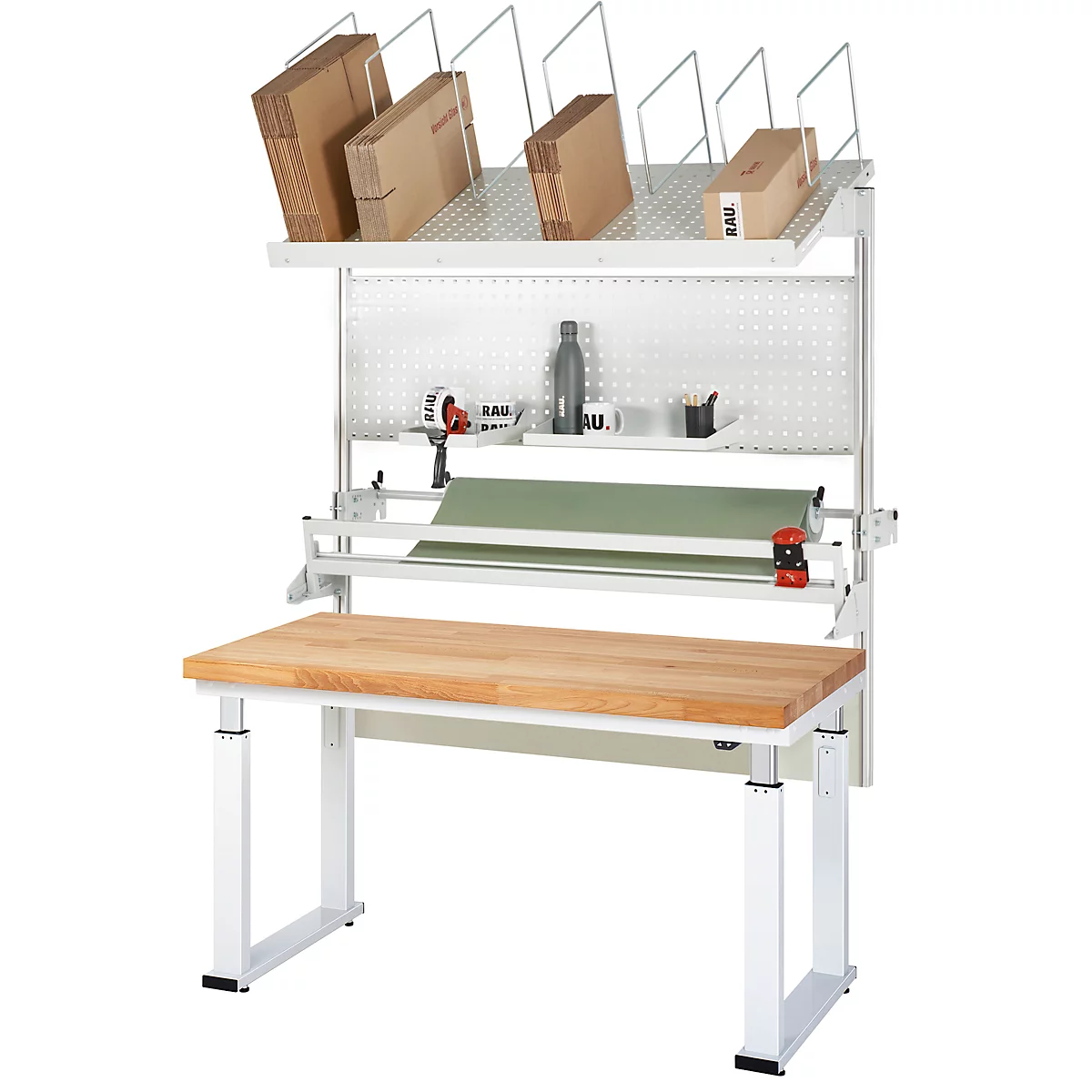 Arbeitsplatz mit Tisch, Rollenpapier, Kartons und Zubehör.