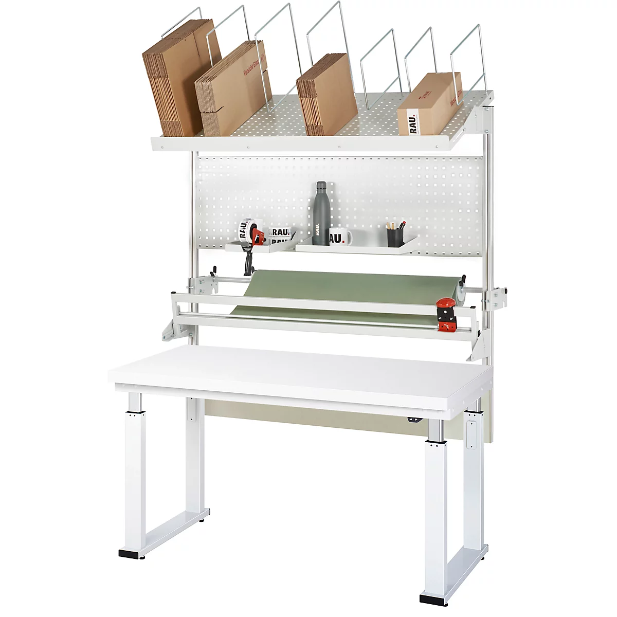 Weißer Packtisch mit Kartons und Rollenpapier; mit integrierter Ablage.