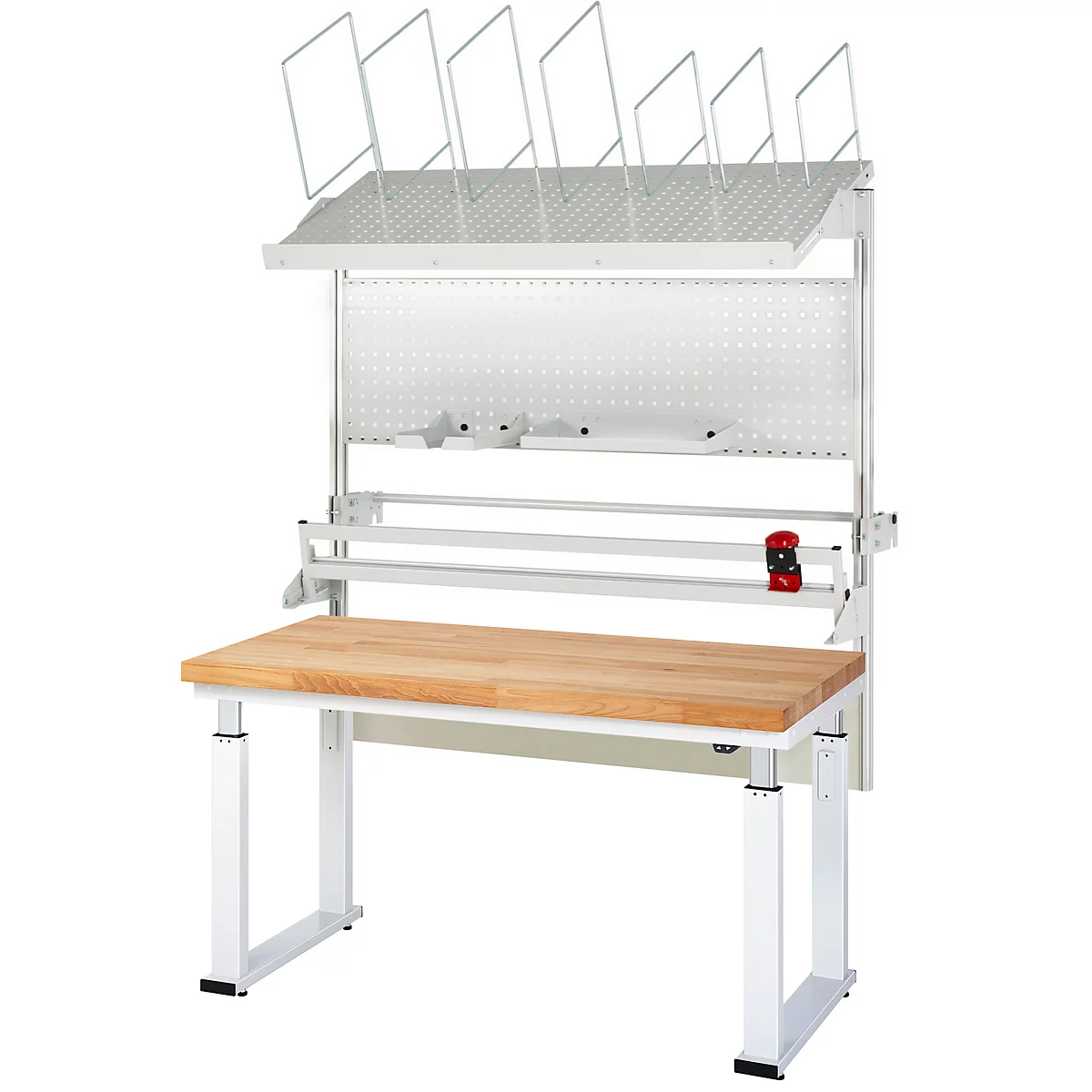 Ein weißer Werkstatttisch mit Holzarbeitsplatte, Halterungen, Stifthalterung und Regalsystem. Rot-schwarzes Element.