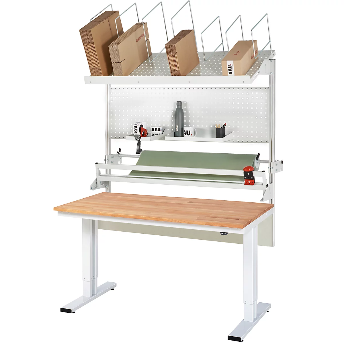 Verpackungstisch mit Kartons, Papierrollen und Regalsystem.