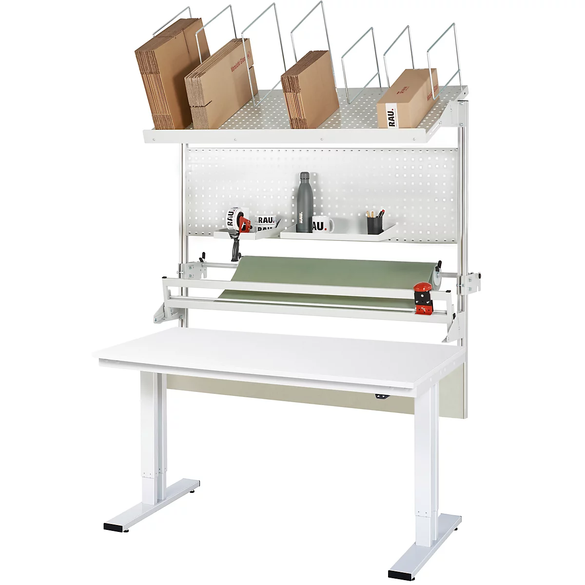 Weißer, höhenverstellbarer Packtisch mit Kartons und Verpackungsmaterial. An der Wand befestigt sind ein Regal, Rollenhalter und Werkzeug.