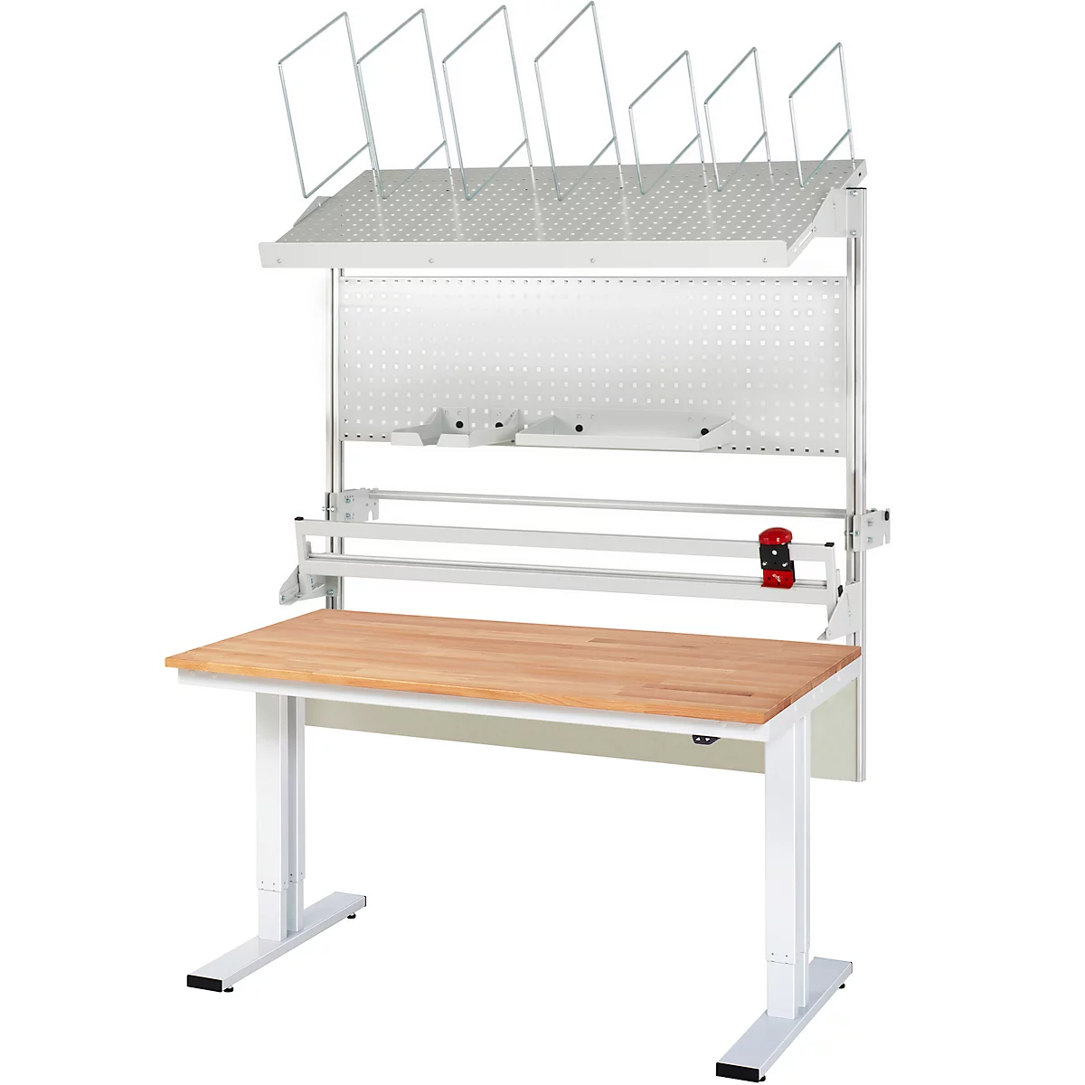 Werkbank mit hellem Holz und weißem Metall, Overhead-Regalen, Haken und einem roten Werkzeug.