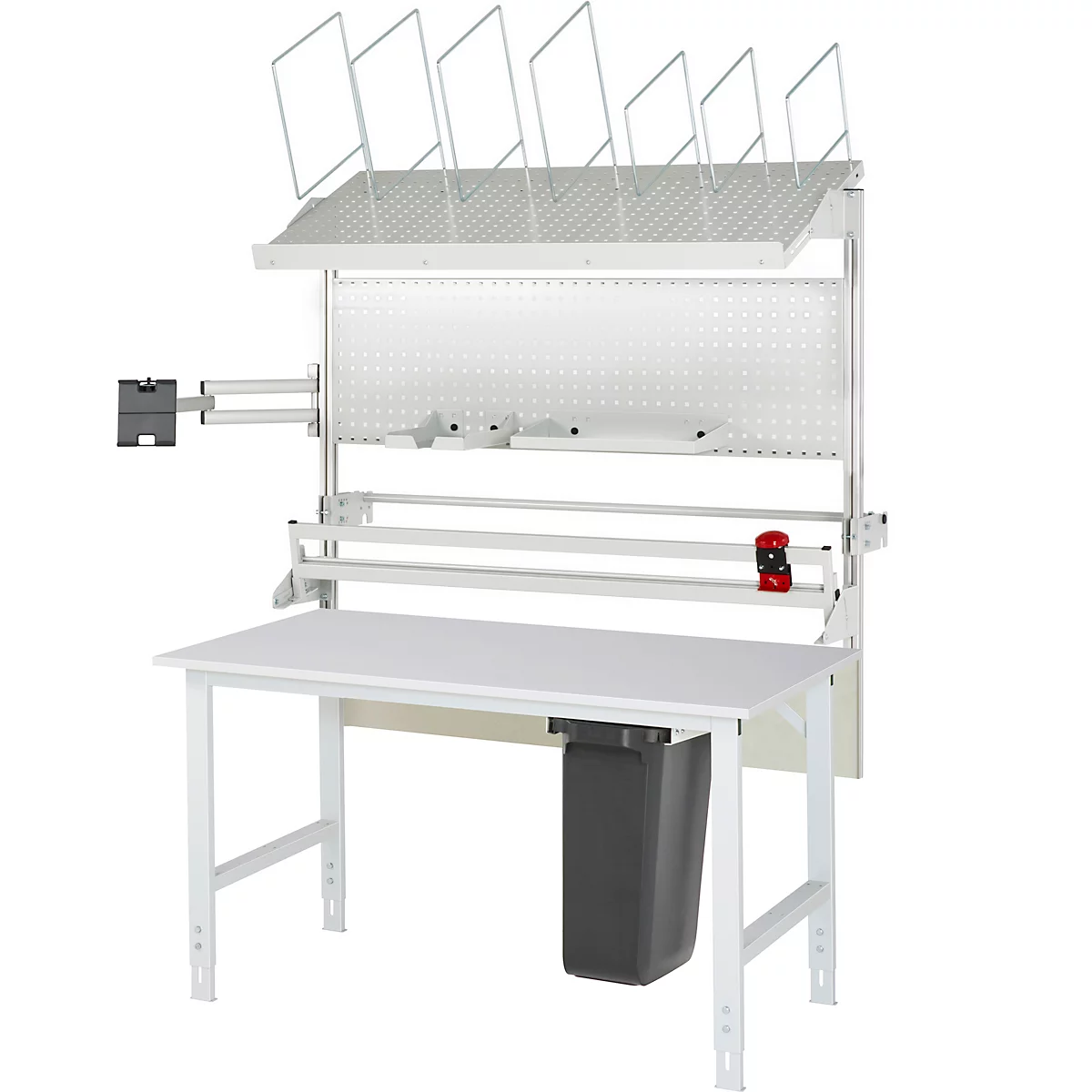 Weißer Arbeitstisch mit Lochwand und Ablagen. Ein schwarzer Abfalleimer ist befestigt.