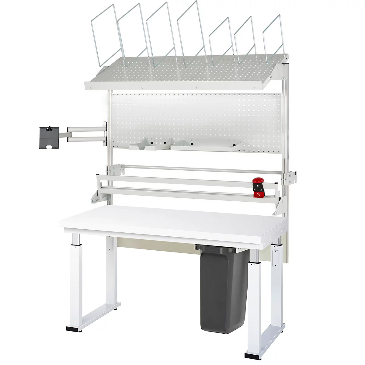 Weißer, höhenverstellbarer Arbeitstisch mit Lochwand, Ablagen und Abfallbehälter.