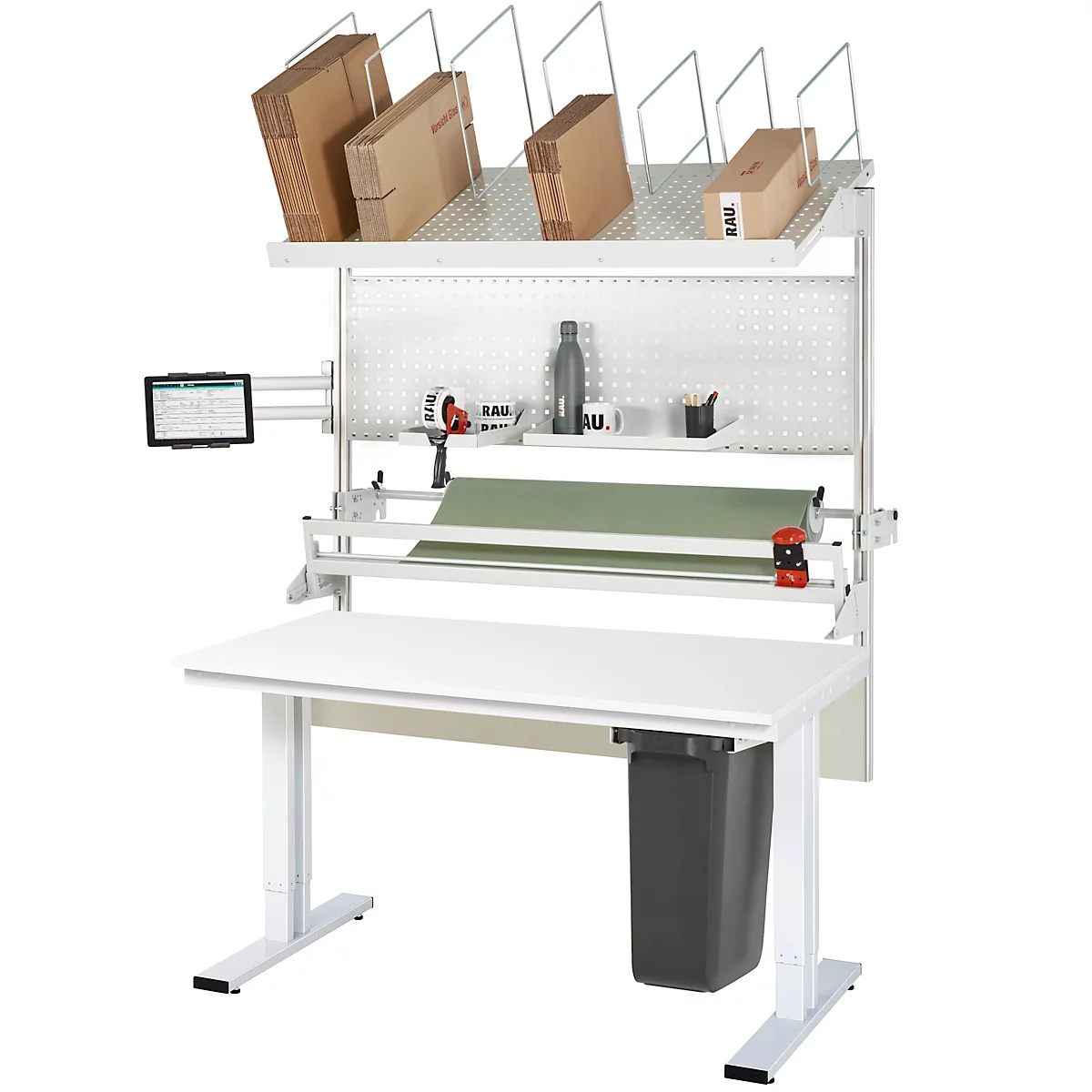 Packtisch mit Regalen, Kartons, Papierrollen, Tablet und Mülleimer. Weiß-graue Farbgebung. 
