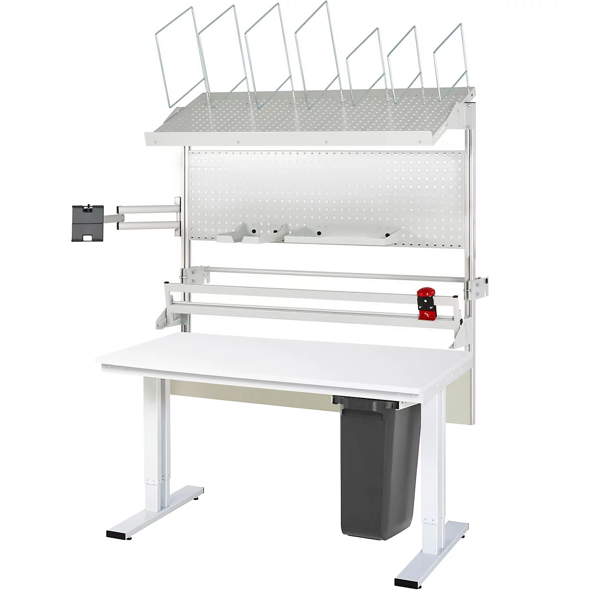 Ein weißer Arbeitsplatz mit verstellbarem Tisch, Lochwand und Papierhaltern. Ein schwarzer Abfalleimer hängt an der Seite.
