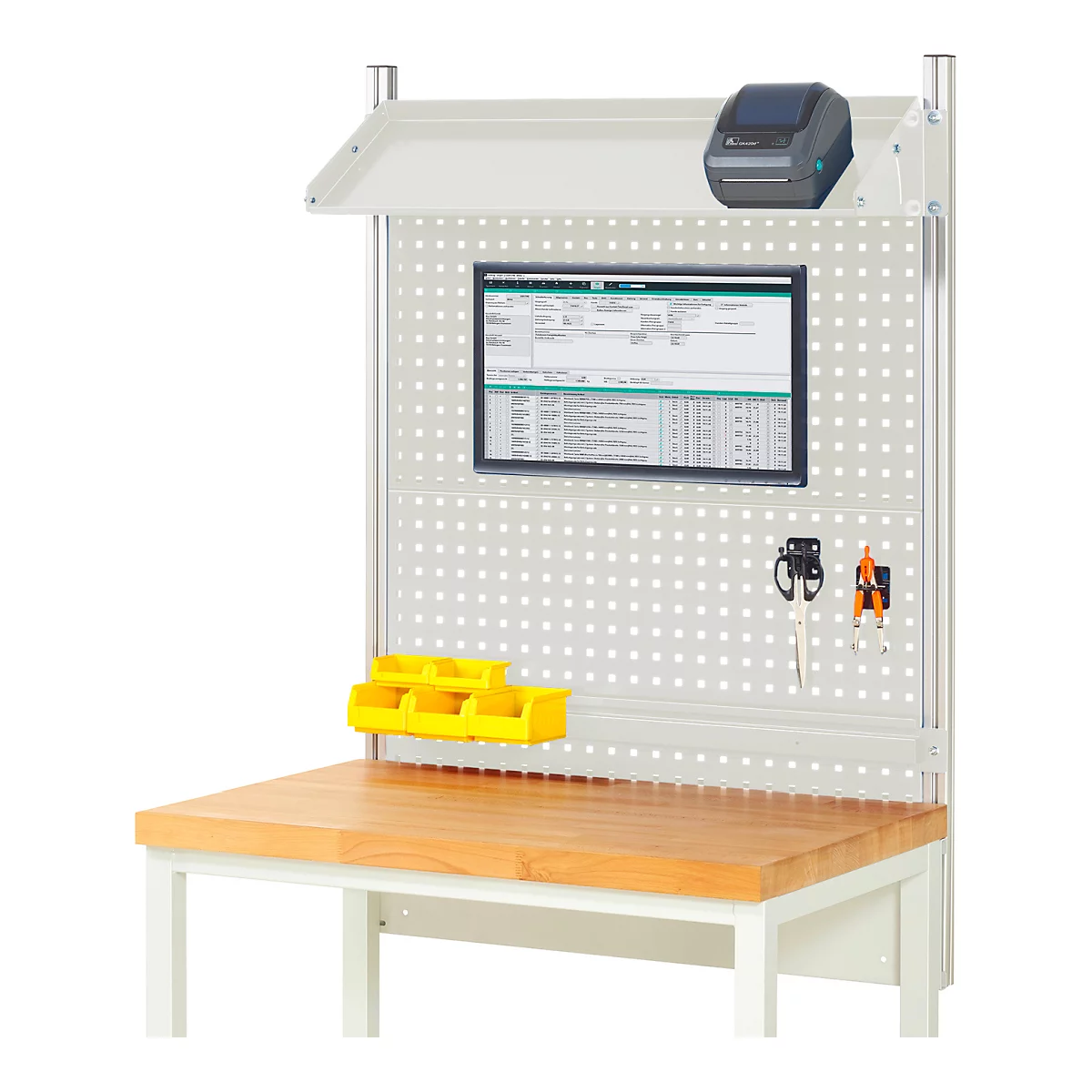 Établi avec outils, écran d'ordinateur, imprimante d'étiquettes et bacs jaunes. Table en bois avec cadre blanc, panneau perforé, outils et écran.