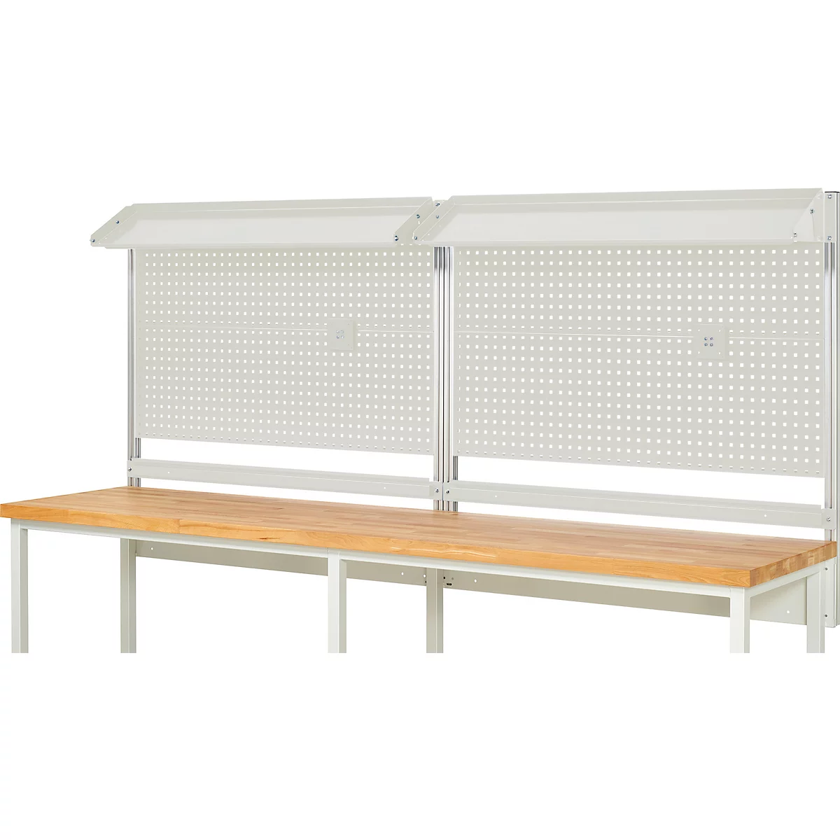 Établi avec panneau perforé et éclairage. Dessus en bois, cadre blanc. Le panneau perforé est perforé de trous.