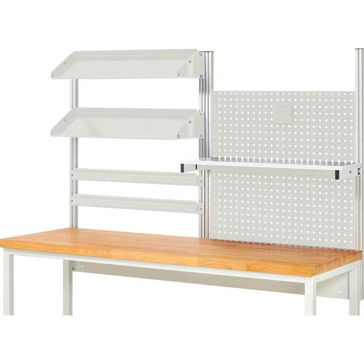 Werkbank met planken, pegboard en houten blad. De werkbank is uitgerust met gereedschap en materialen.