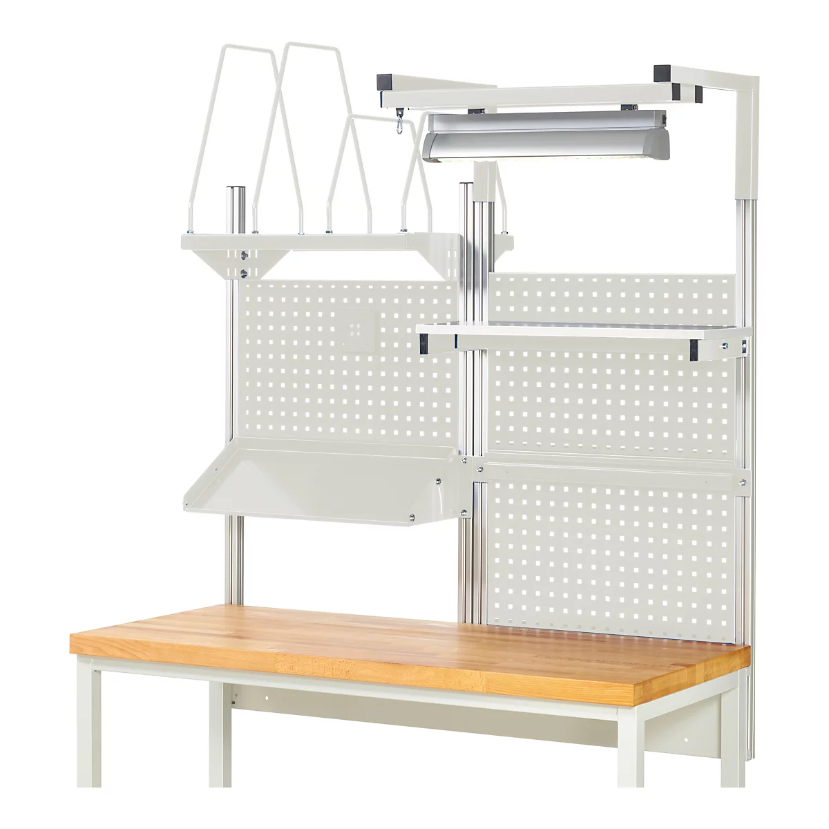 Werkbank met pegboards, planken en verlichting. Het werkblad is van hout. Het frame is lichtgrijs.