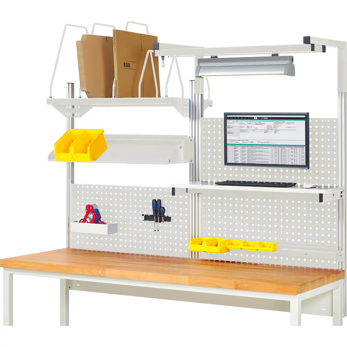 Werkbank met gereedschap, computerscherm, papieren bakken, gele bakken en verlichting.
