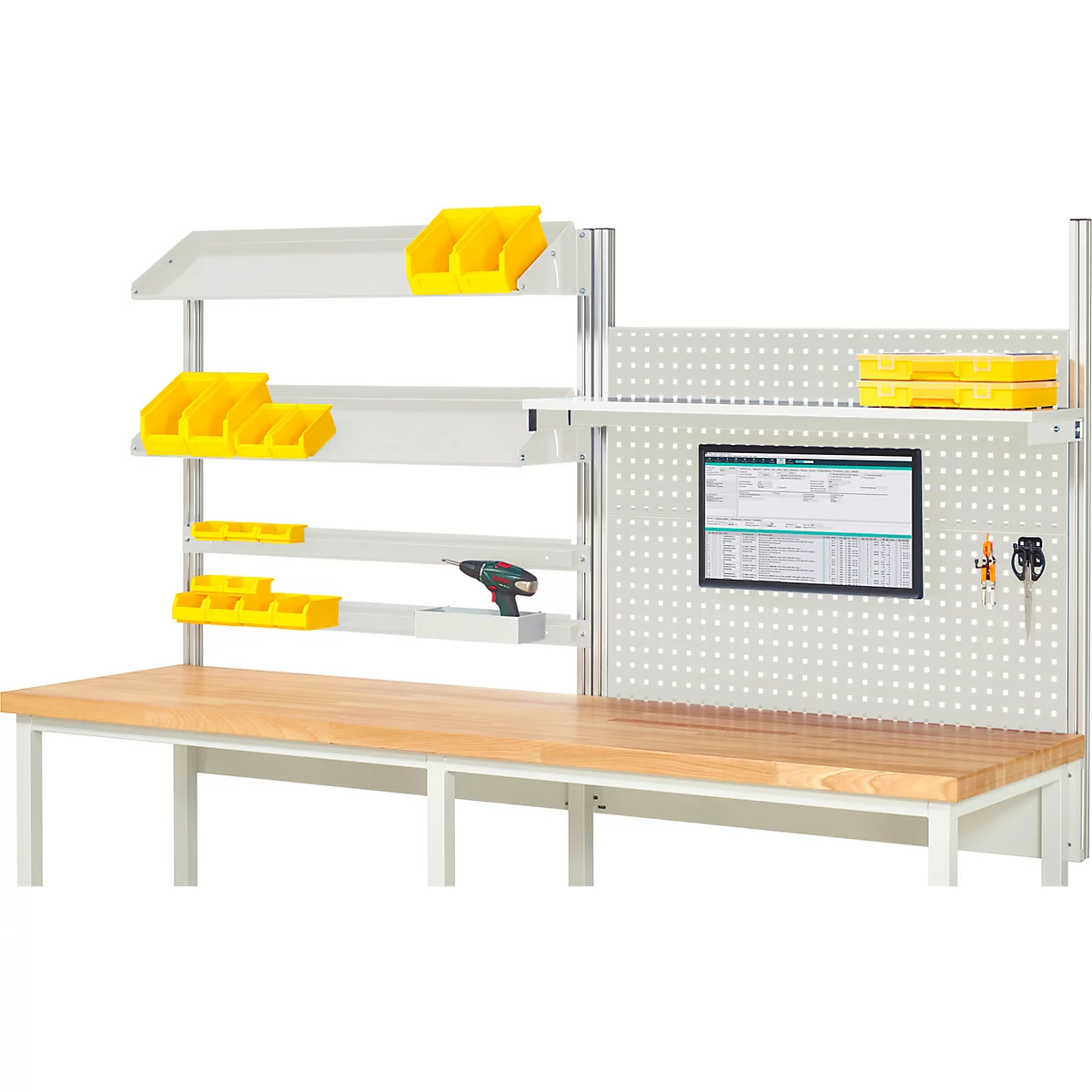 Werkbank mit Werkzeugen und Zubehör. Gelbe Behälter, Bohrmaschine und Monitor.