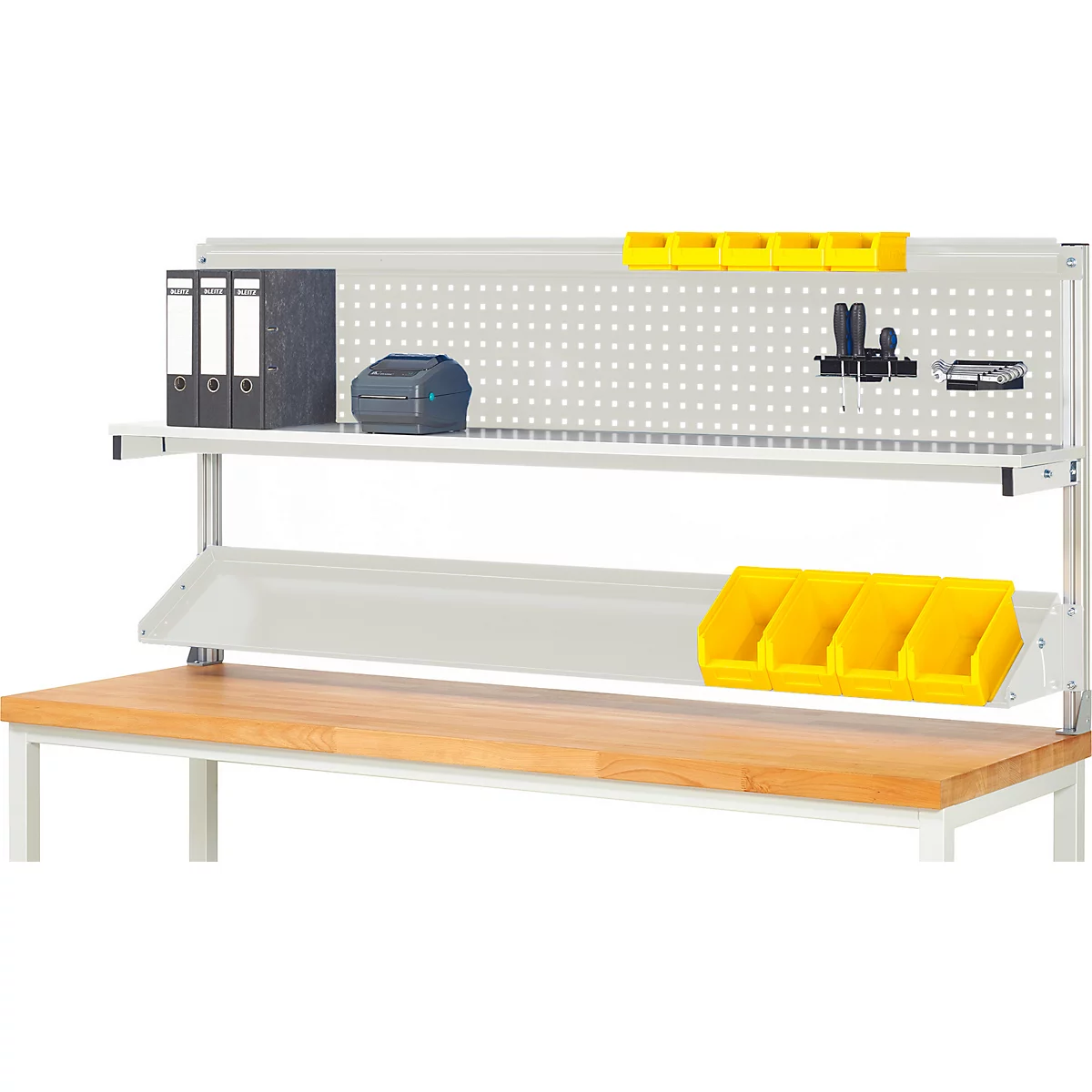 Werkbank mit Lochwand, gelben Behältern, Ordnern, Werkzeug und Holztischplatte. Graues Metallgestell.