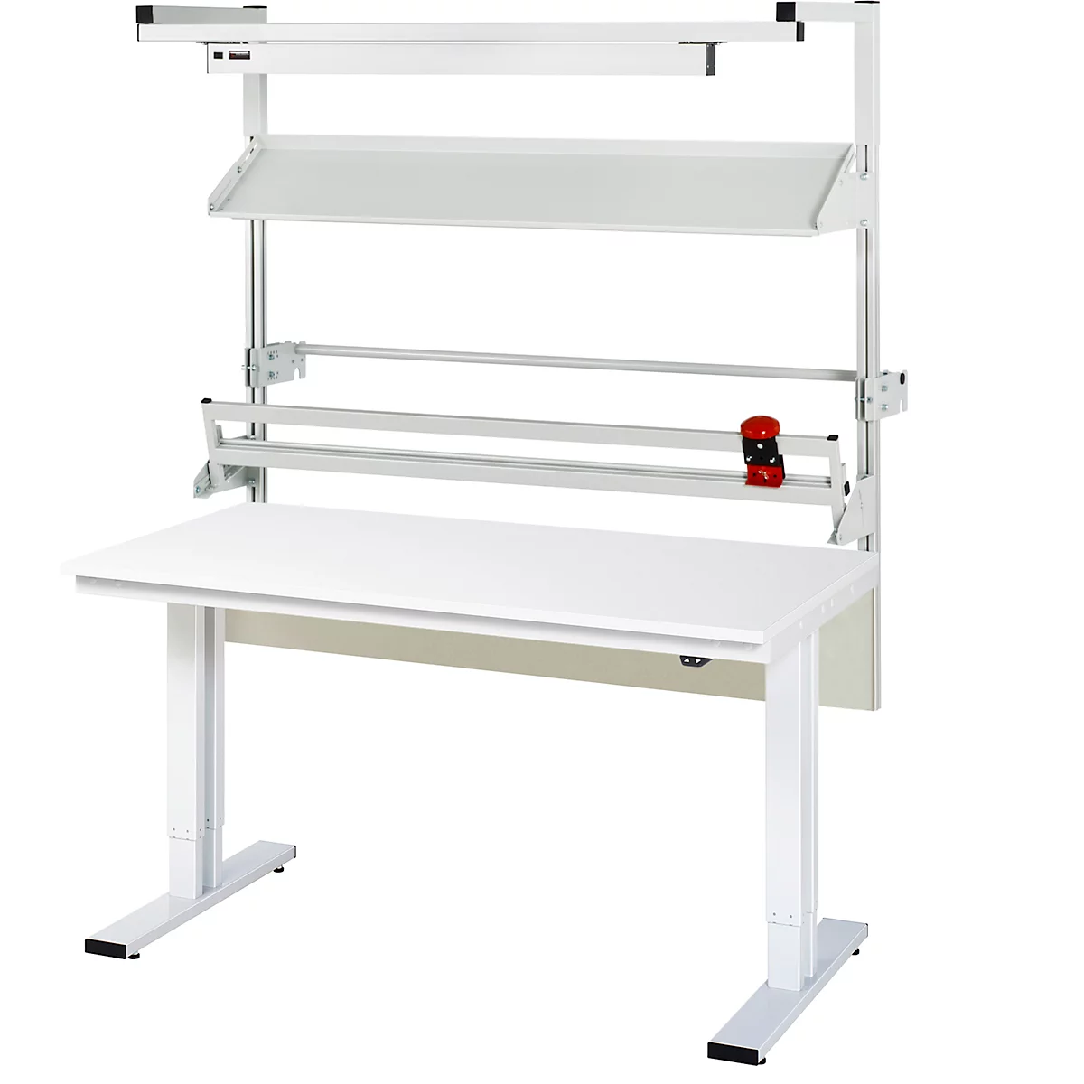Un bureau blanc réglable en hauteur avec accessoires. Au-dessus de la surface de travail se trouvent une étagère et un porte-rouleau de papier.