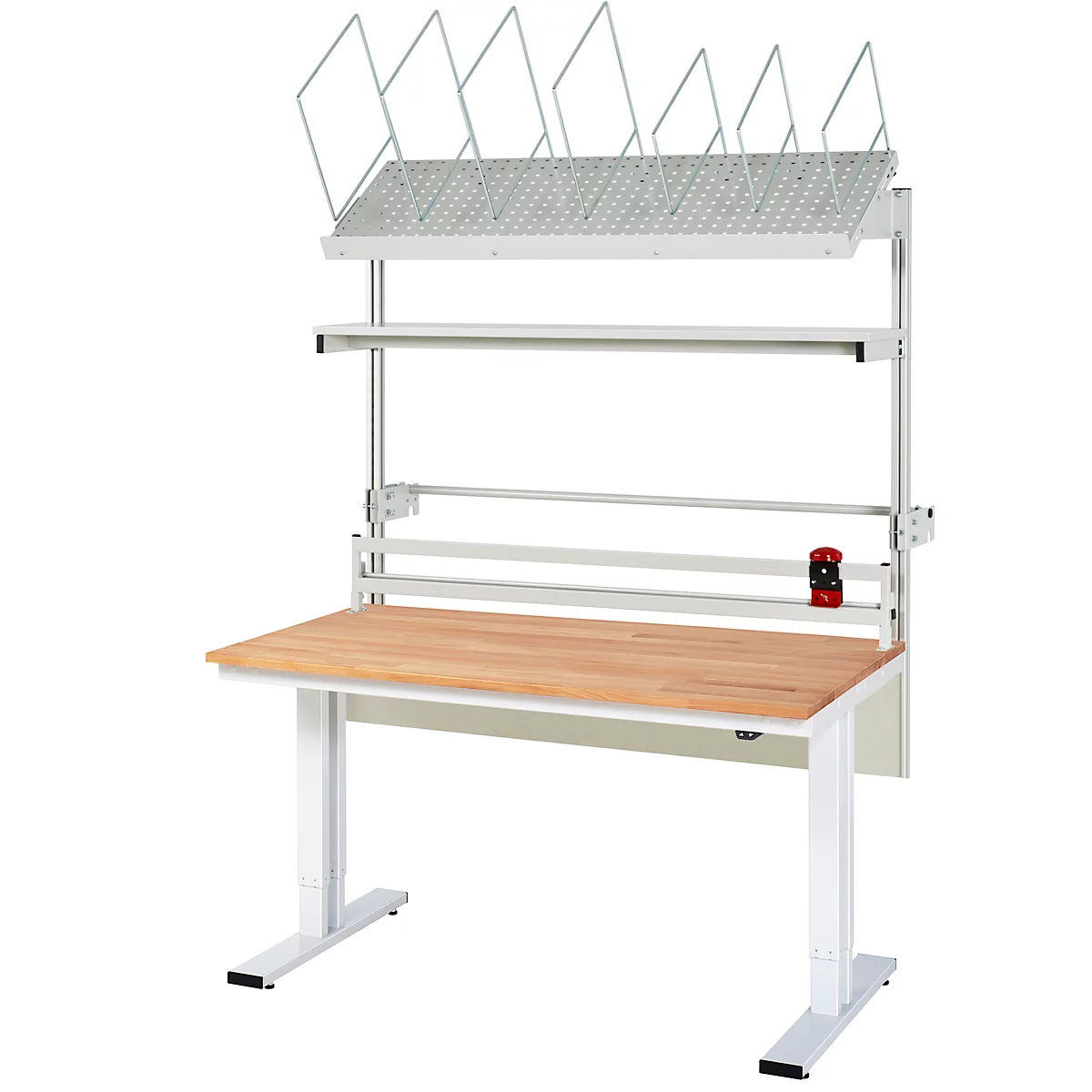 Une table de travail blanche réglable en hauteur avec un plateau en bois. Au-dessus de la table se trouvent une étagère et des supports.