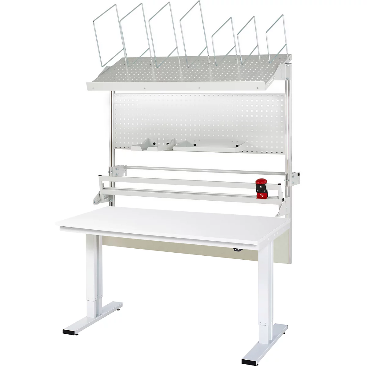 Un établi blanc réglable en hauteur avec une unité d'étagères. Sur la table, il y a des étagères pour les documents, dont un clip rouge.