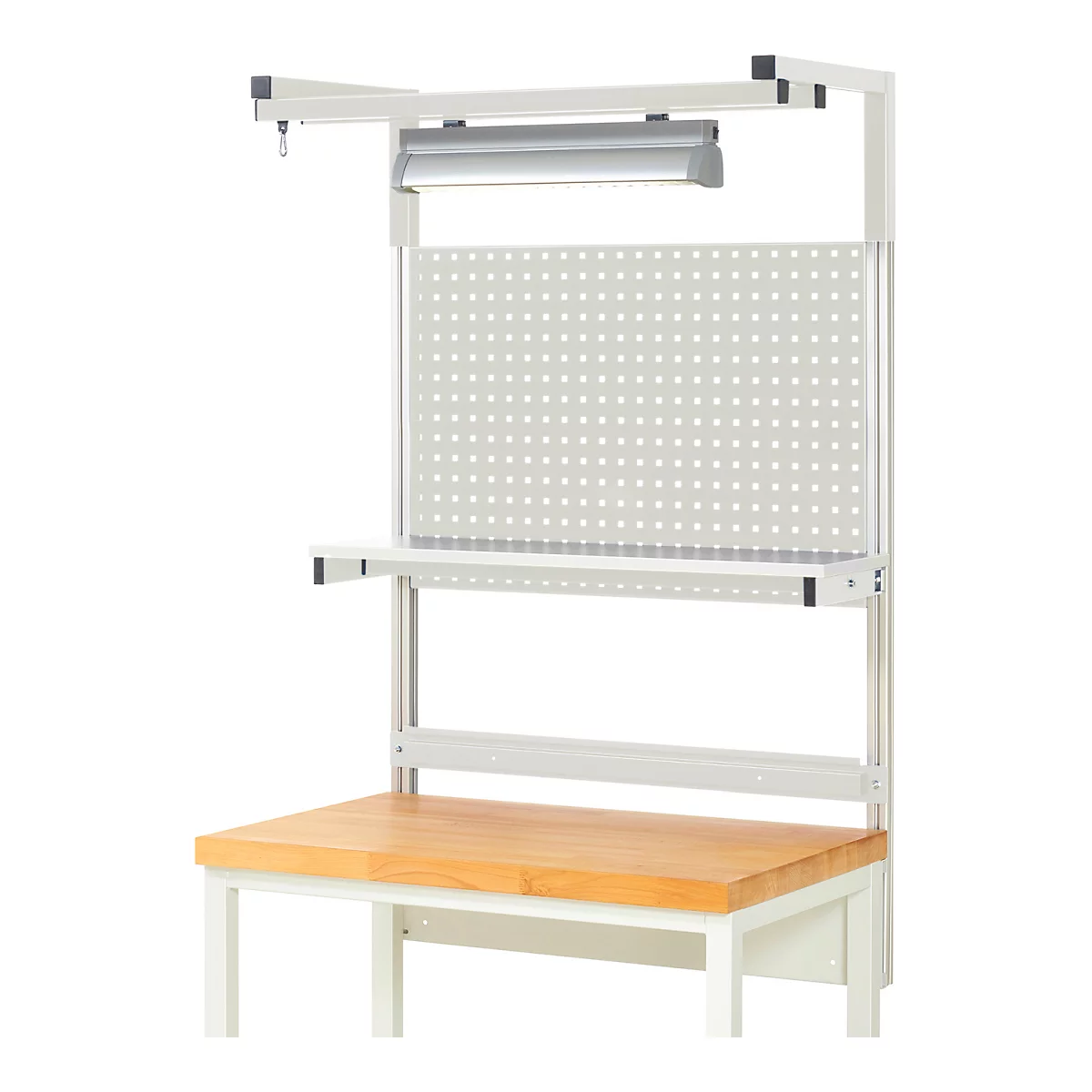 Établi avec panneau perforé, lampe et plateau en bois.