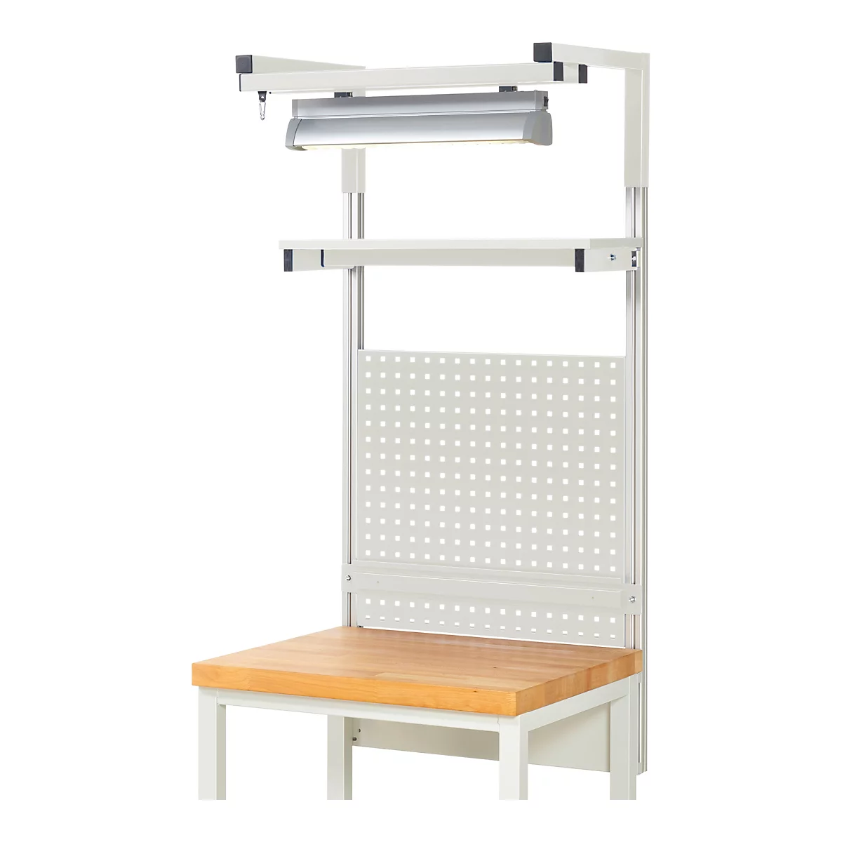 Établi avec panneau perforé, lampe et étagère. Plan de travail en bois, cadre blanc. Lumière de travail vive.