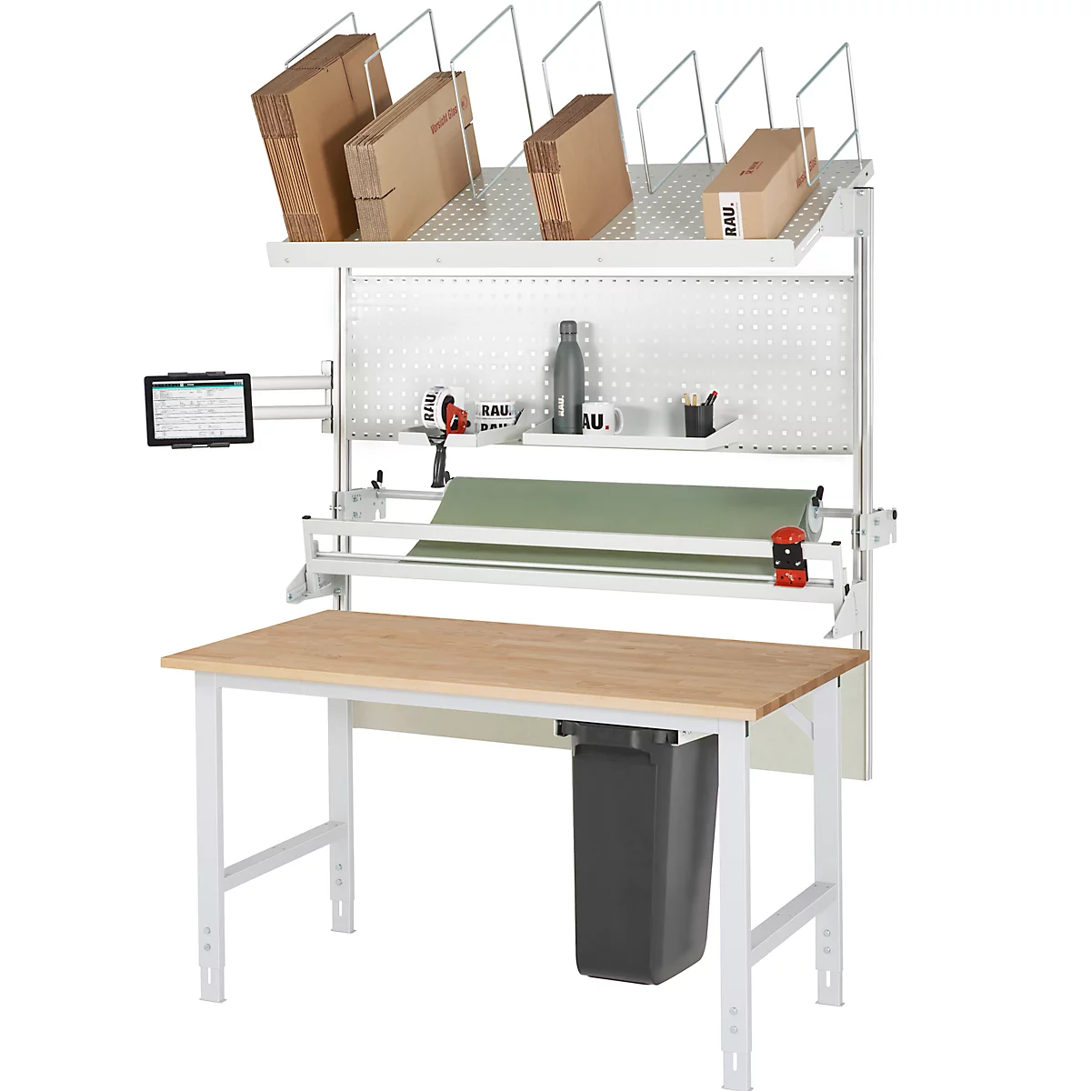 Werkstation met tafel, planken en verpakkingsmaterialen.