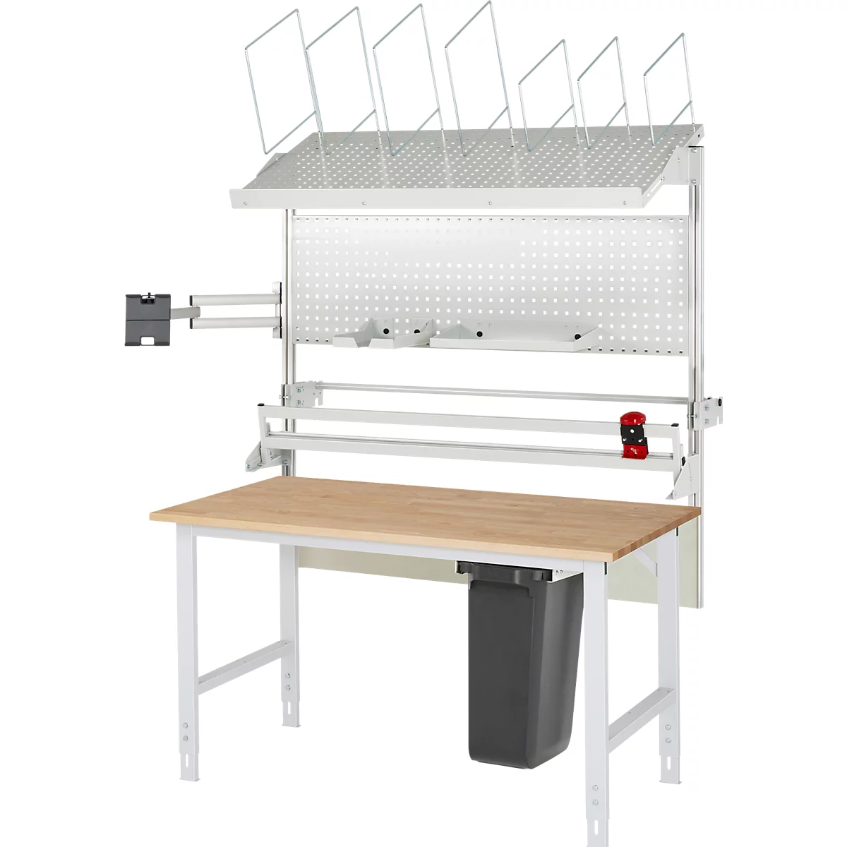 Werkbank met opzet, geperforeerde wand, plank, afvalbak, licht houten blad. Tegen een witte achtergrond.