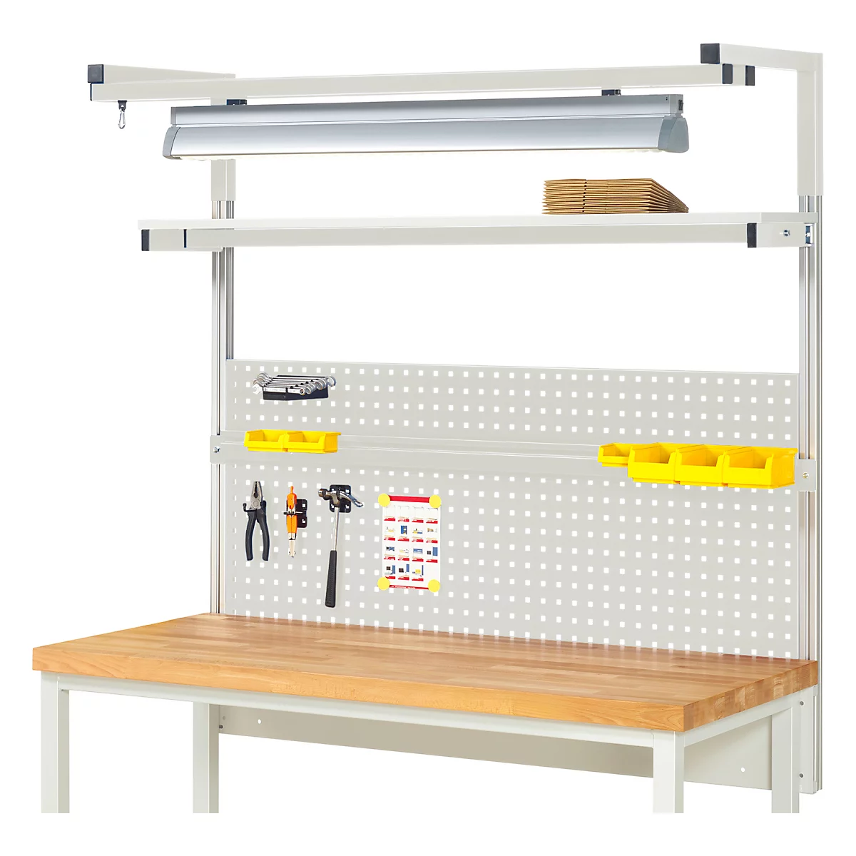 Werkbank met pegboard, gereedschap en verlichting. Houten bovenblad, grijs frame, gele houders.