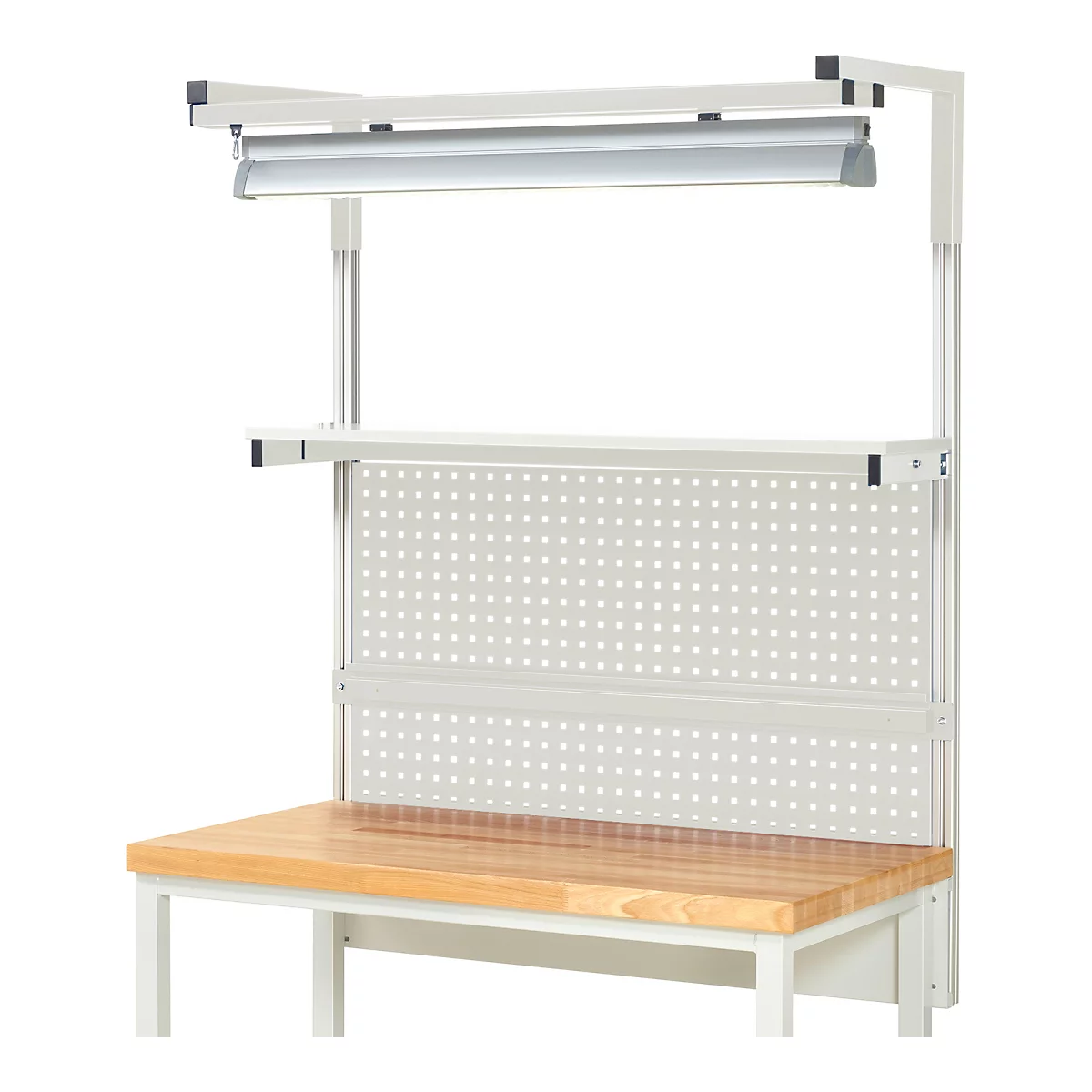 Werkbank met geperforeerde wand, plank, verlichting en houten blad.