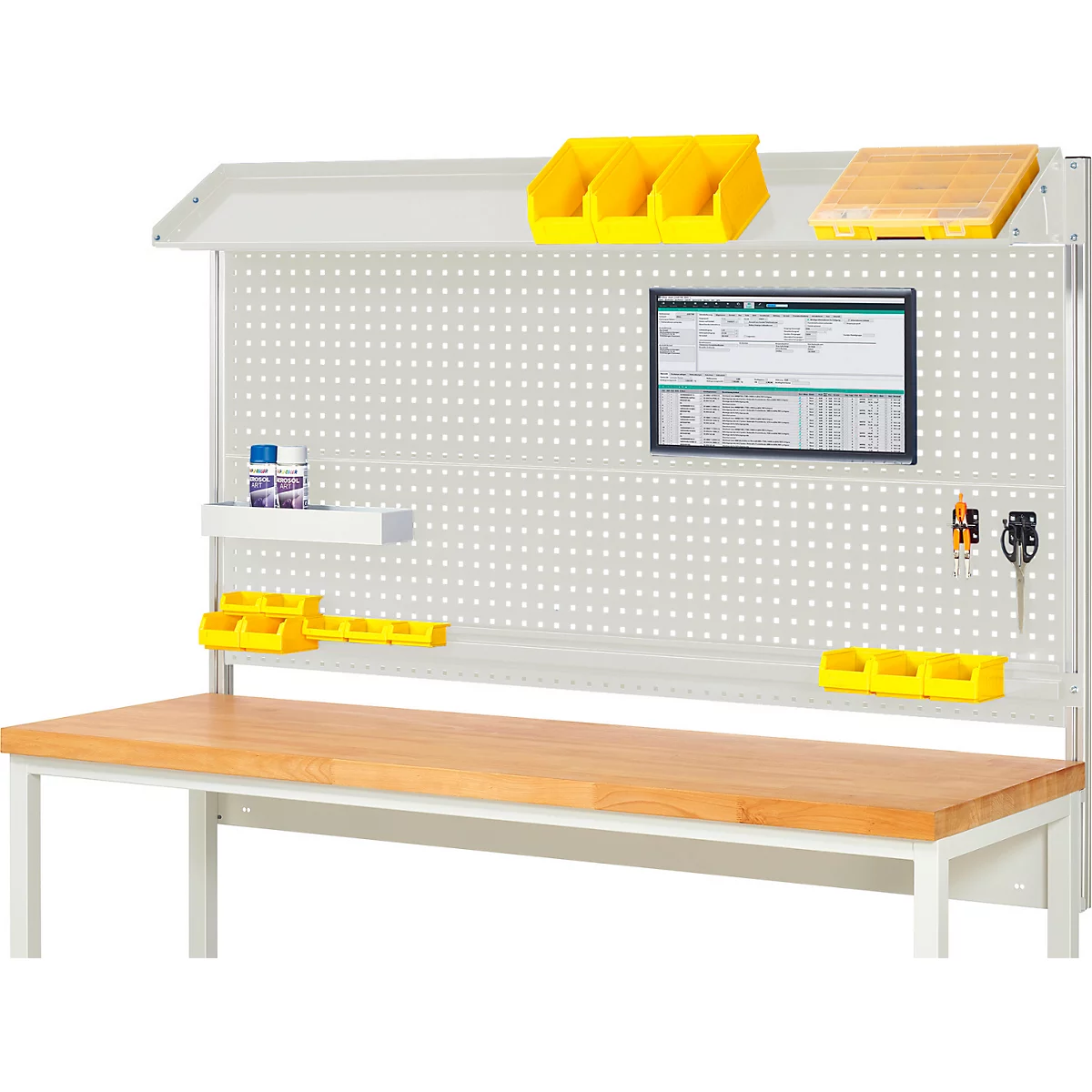 Werkbank met pegboard, gele bakken, gereedschap en monitor.