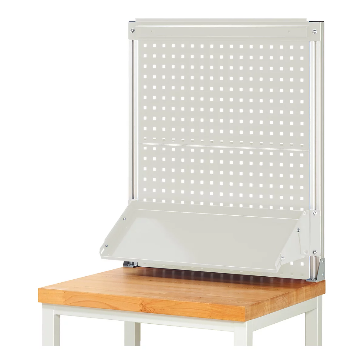 Lichtgrijs gereedschapsbord met een patroon van gaten, voor een tafelblad. Een plank eronder. Op een licht tafelblad.
