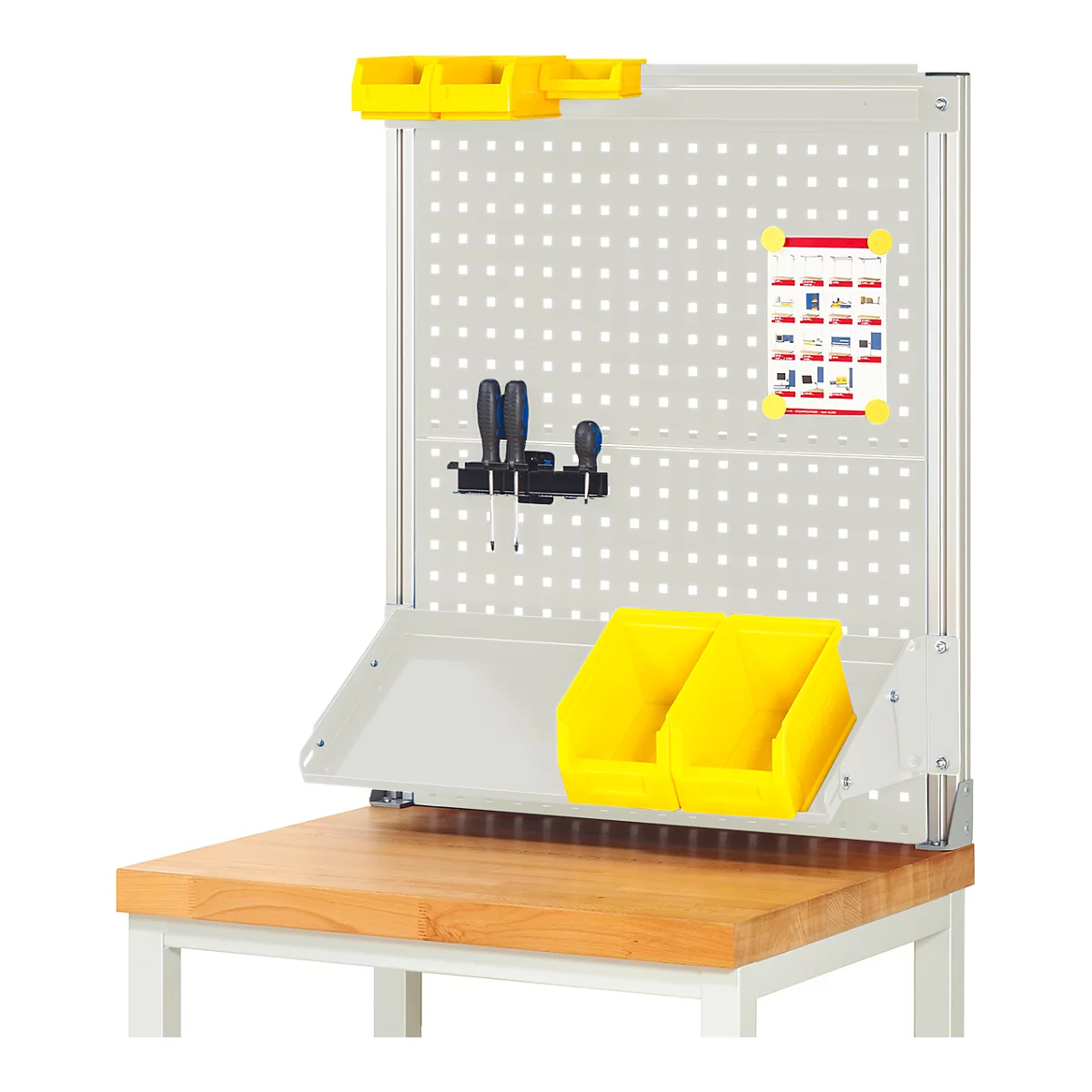 Werkbank met gaatjesbord, gereedschap en gele bakken. De werkbank staat op een houten tafel.