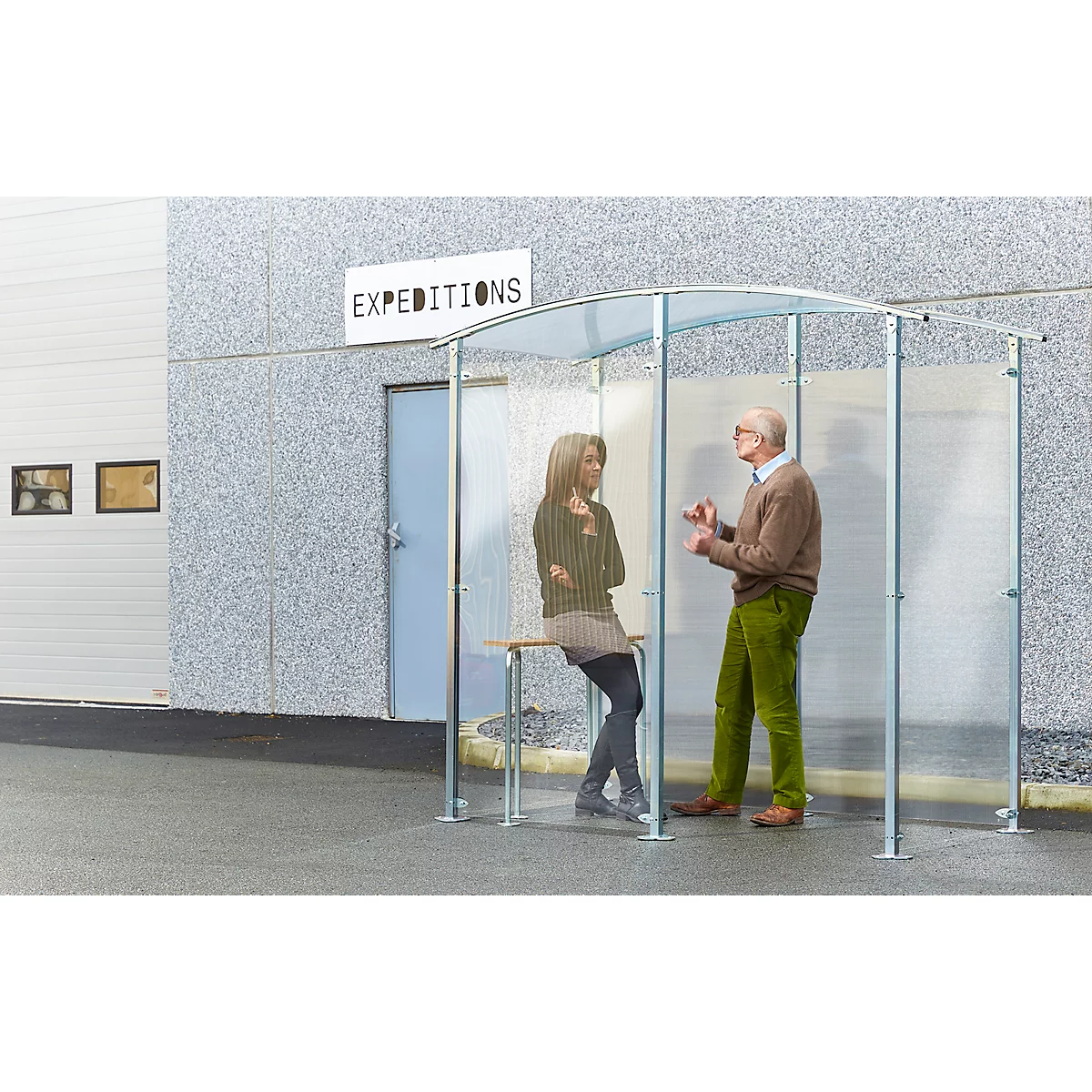 Zwei Personen unter einem transparenten Unterstand. Der Mann redet, die Frau sitzt. Im Hintergrund: Schriftzug Expeditions.