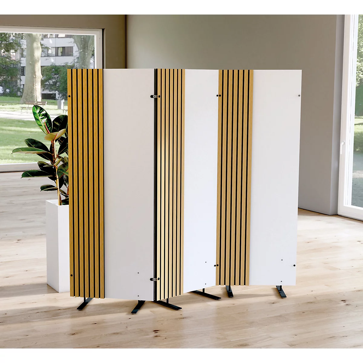 Raumteiler mit weißen und Holzpaneelen. Davor ein Blumentopf mit grünen Blättern. Der Boden ist holzfarben.