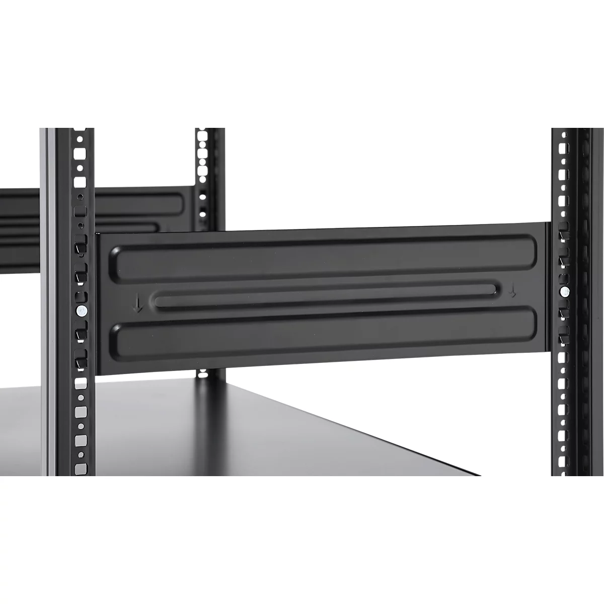 Cadre métallique noir, un détail du rack serveur. Deux entretoises horizontales relient les rails verticaux.