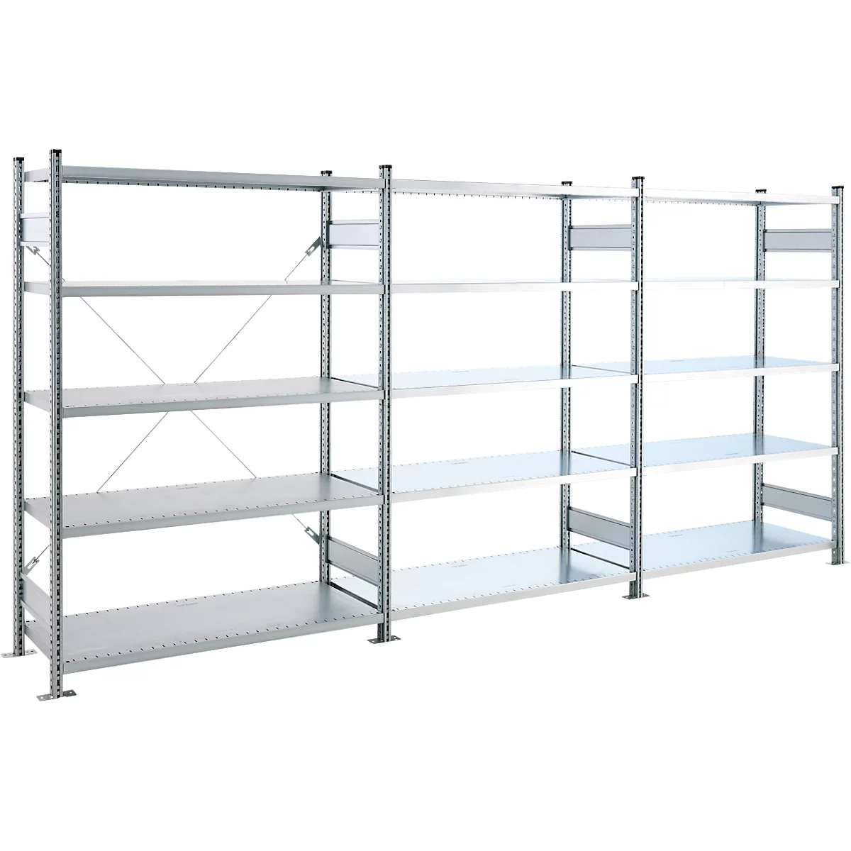 Plusieurs étagères métalliques, vides et gris clair sur un fond neutre. La vue est dirigée vers les étagères.
