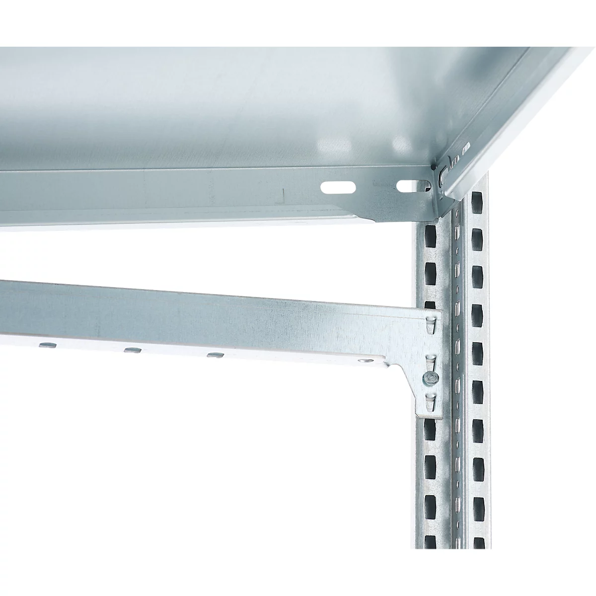 Gros plan d'une étagère métallique. Angles, entretoises et supports sont clairement visibles.
