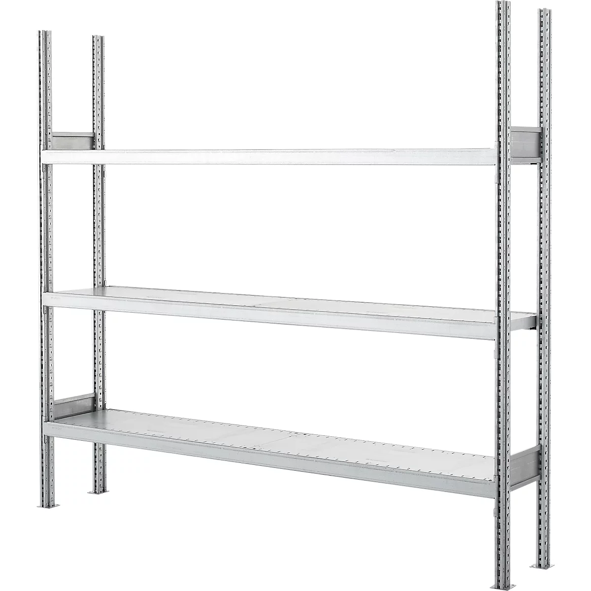 Étagère métallique avec trois étagères sur fond blanc. Les surfaces sont argentées.