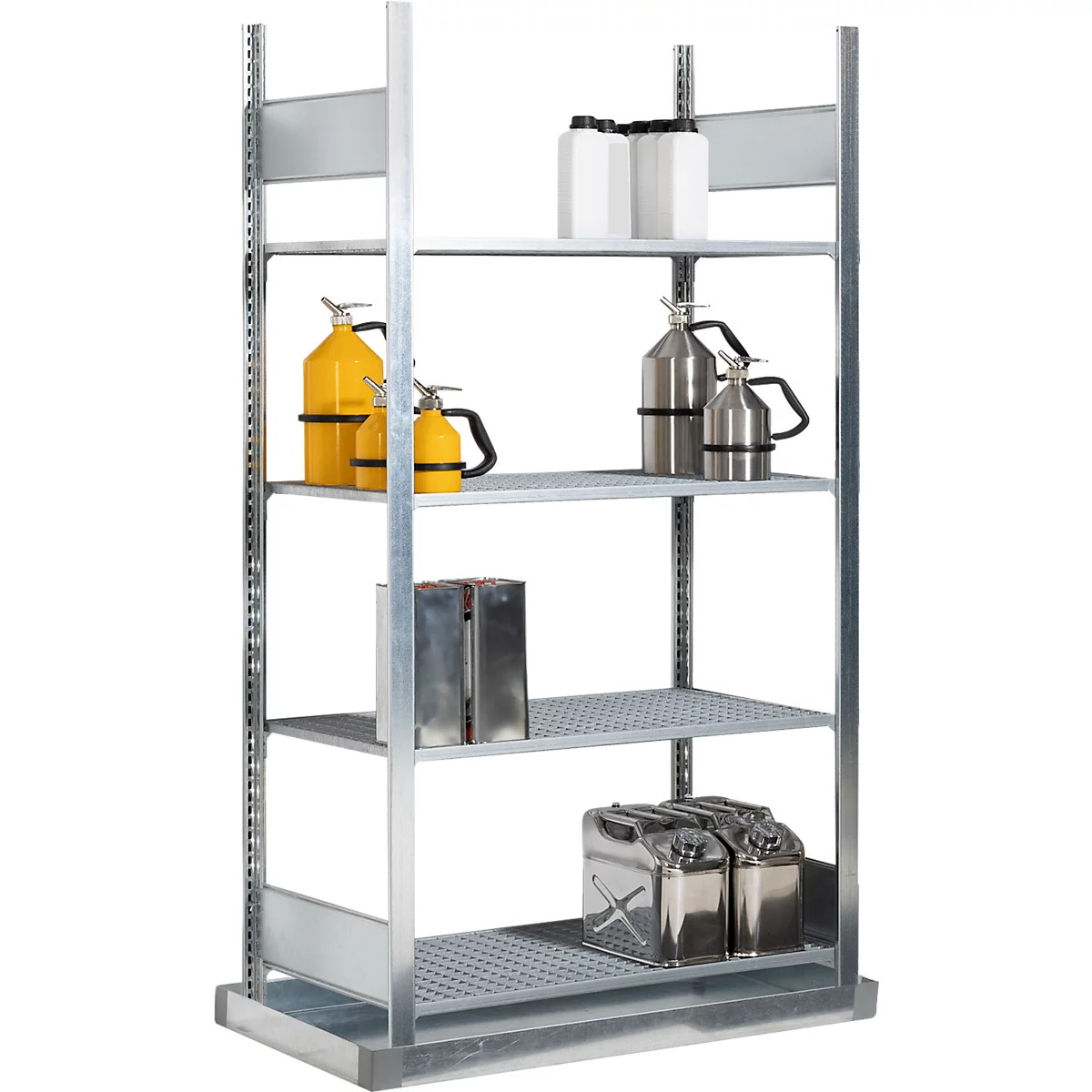 Étagère métallique avec des bidons et des bouteilles jaunes et argentés, disposés sur différents niveaux.