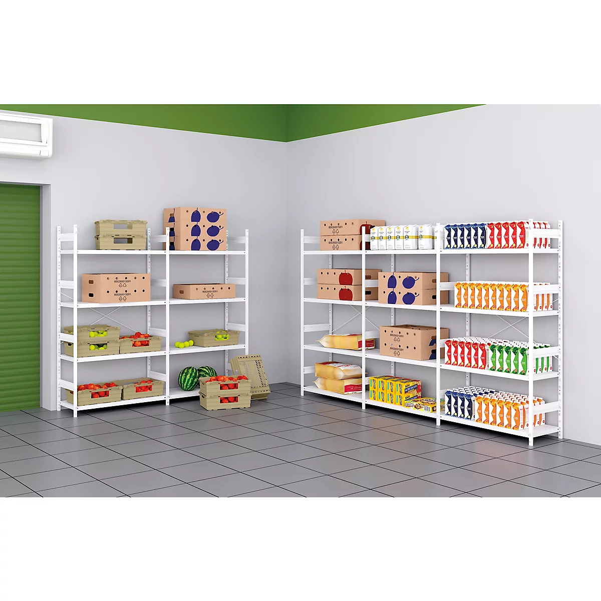 Étagères avec boîtes et produits dans un entrepôt. Couleurs : blanc, vert, marron. Le sol est carrelé gris.