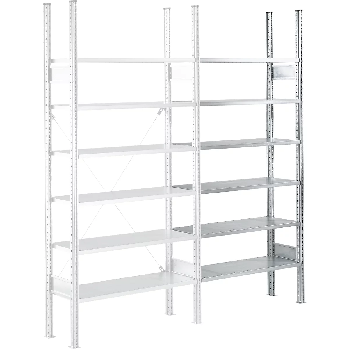 Étagère métallique argentée haute à plusieurs niveaux sur fond blanc.