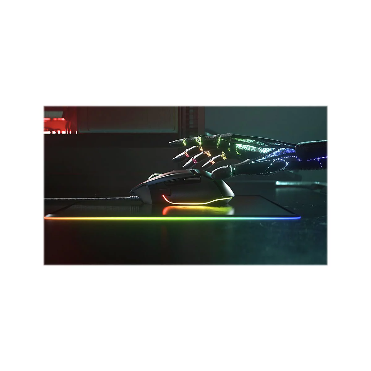 Eine beleuchtete Gaming-Maus auf einem Mousepad mit einer Roboterhand. Die Farben wechseln von Gelb zu GrÃ¼n und Blau.
