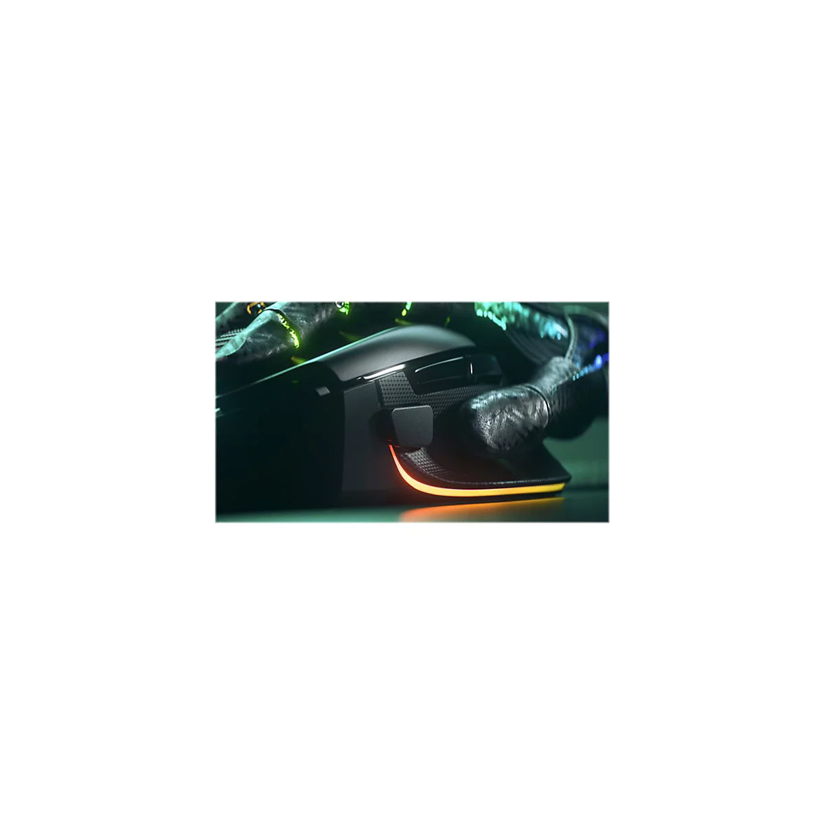 Schwarze Gaming-Maus, seitlich beleuchtet mit gelb-orangefarbenem Licht. Ein schwarzer Arm ist im Hintergrund zu sehen.