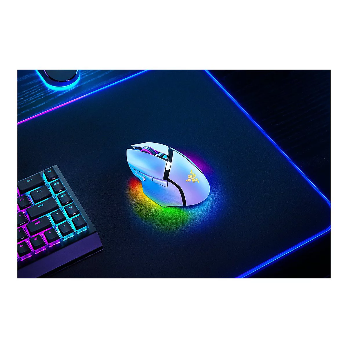Kabellose Gaming-Maus mit RGB-Beleuchtung auf einer schwarzen Mausunterlage mit RGB-Lichtern. Daneben eine RGB-beleuchtete Tastatur.