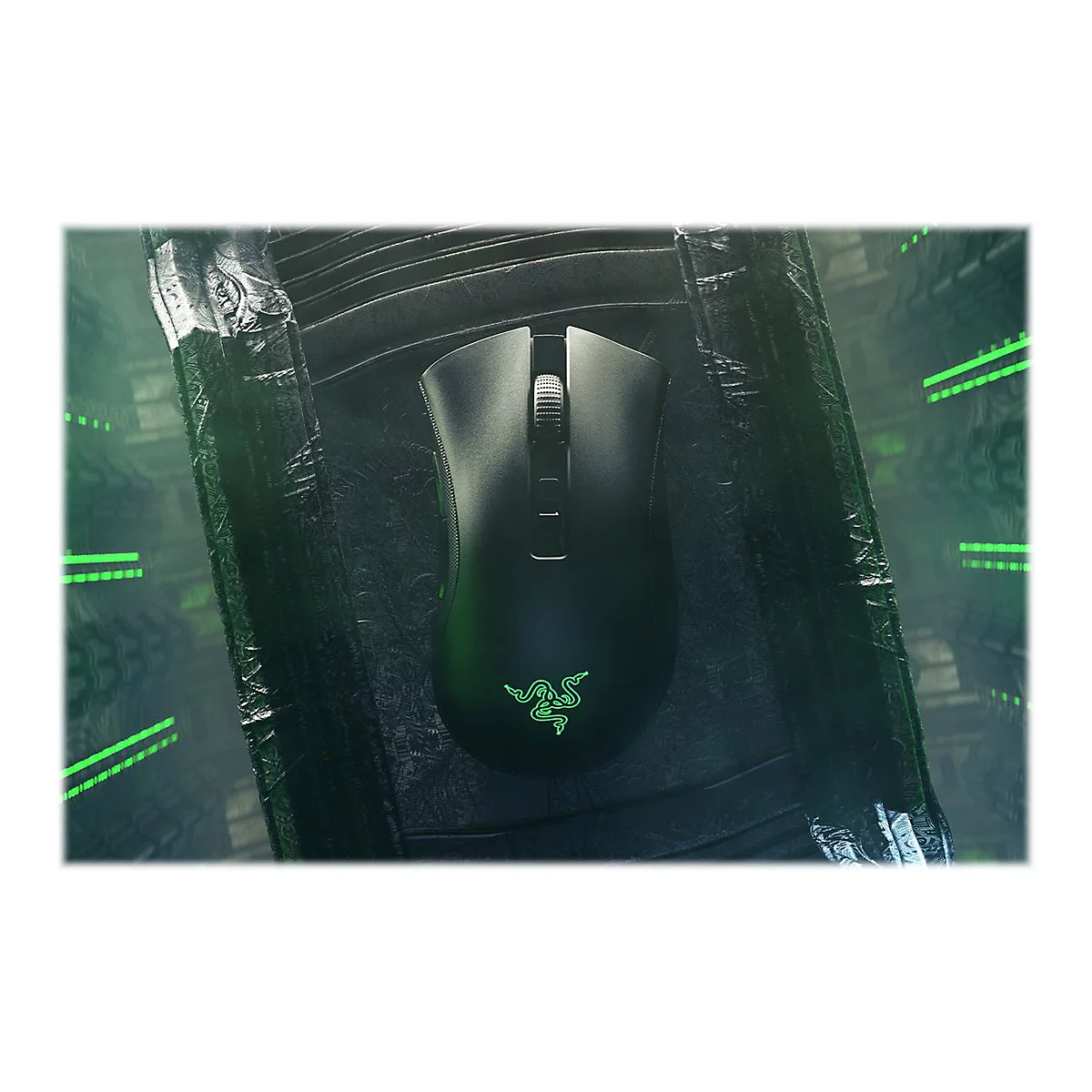 Schwarze Gaming-Maus mit grünem Razer-Logo. Die Maus liegt auf einer strukturierten, dunklen Oberfläche, umgeben von grün leuchtenden Linien.