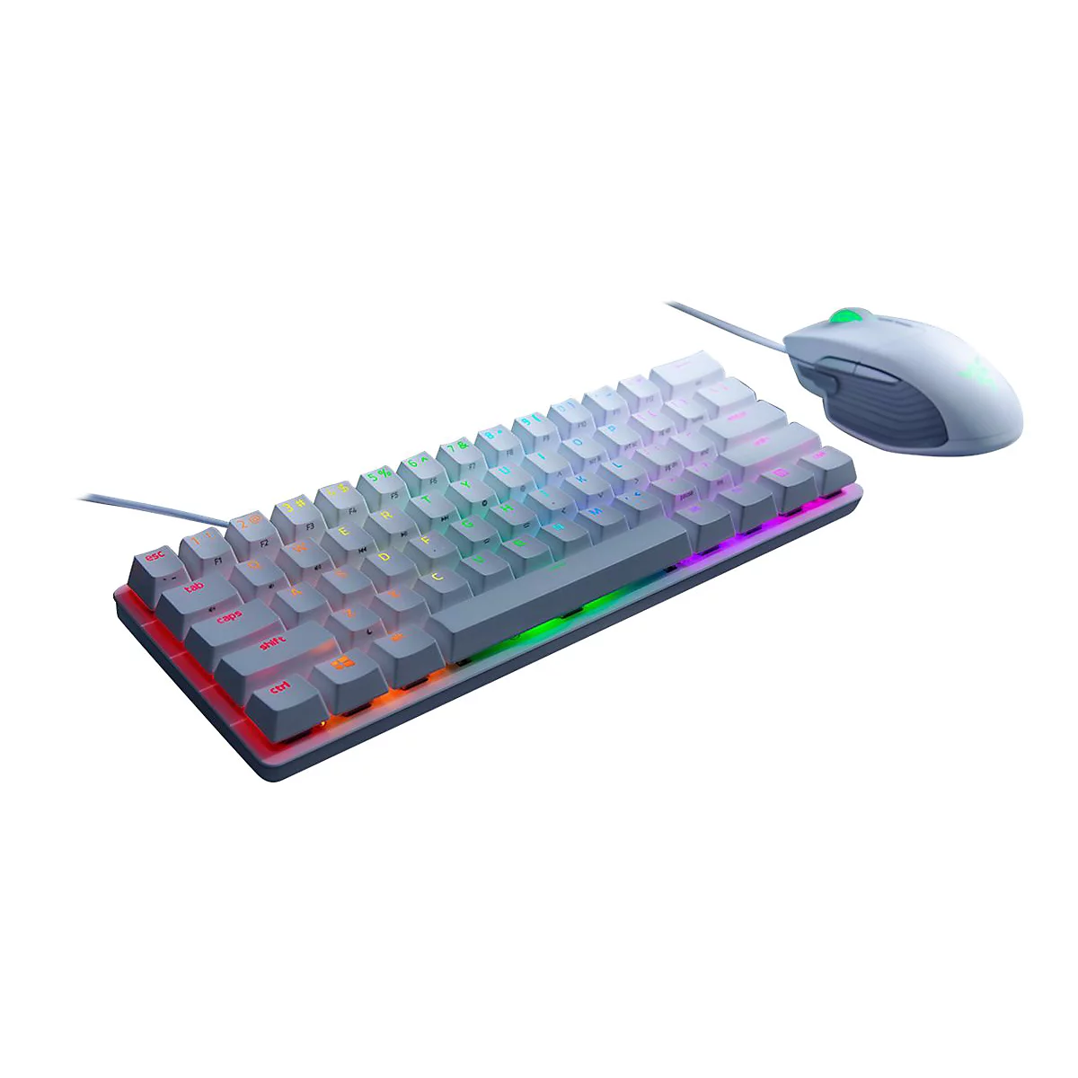 Ein weißes Gaming-Keyboard und eine passende Maus vor weißem Hintergrund. Das Keyboard hat farbige Beleuchtung.