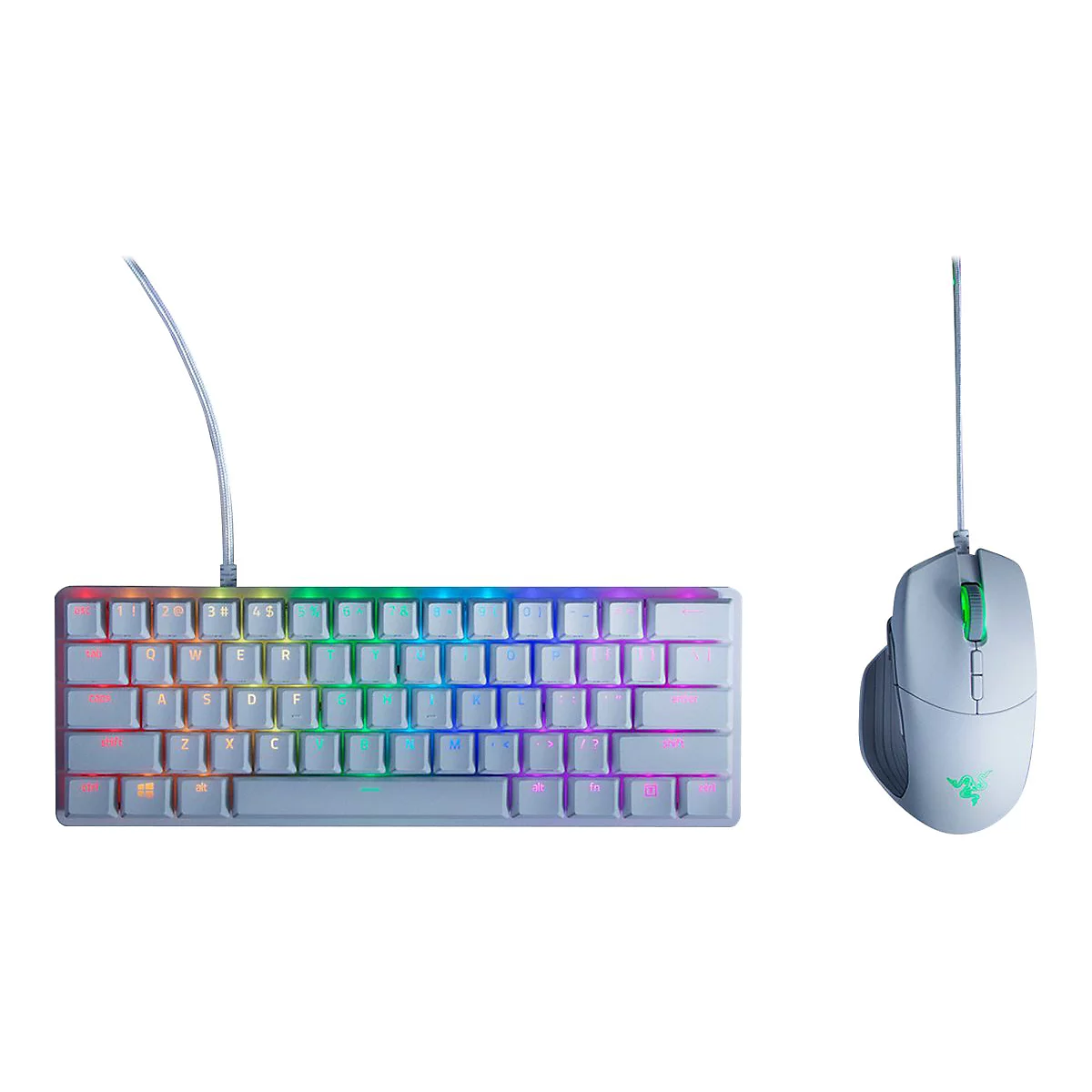 Graues Gaming-Keyboard und Maus, beide mit RGB-Beleuchtung und Kabeln auf weißem Hintergrund.