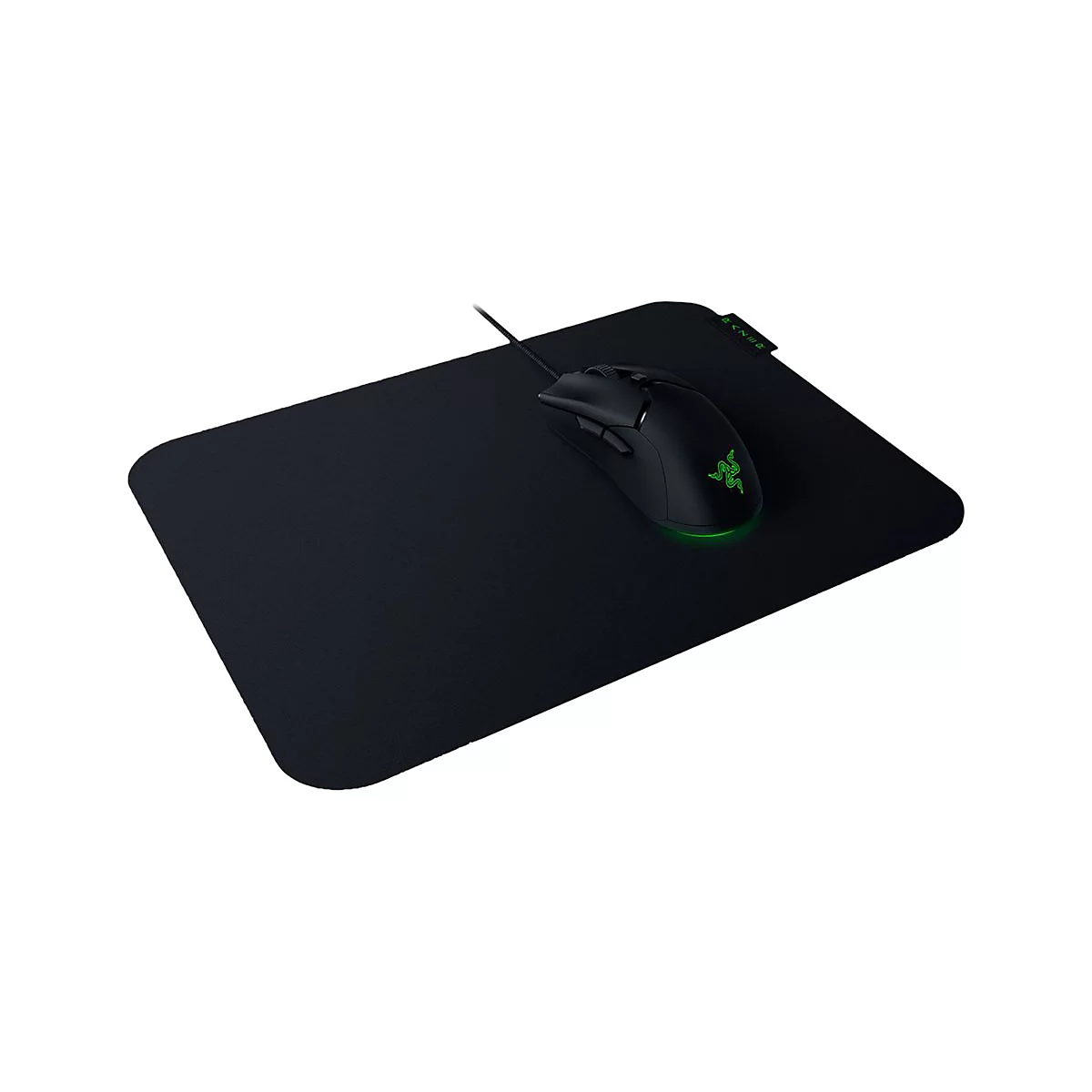 Schwarze Razer Gaming-Maus mit grün leuchtendem Logo auf einem rechteckigen, schwarzen Mauspad.